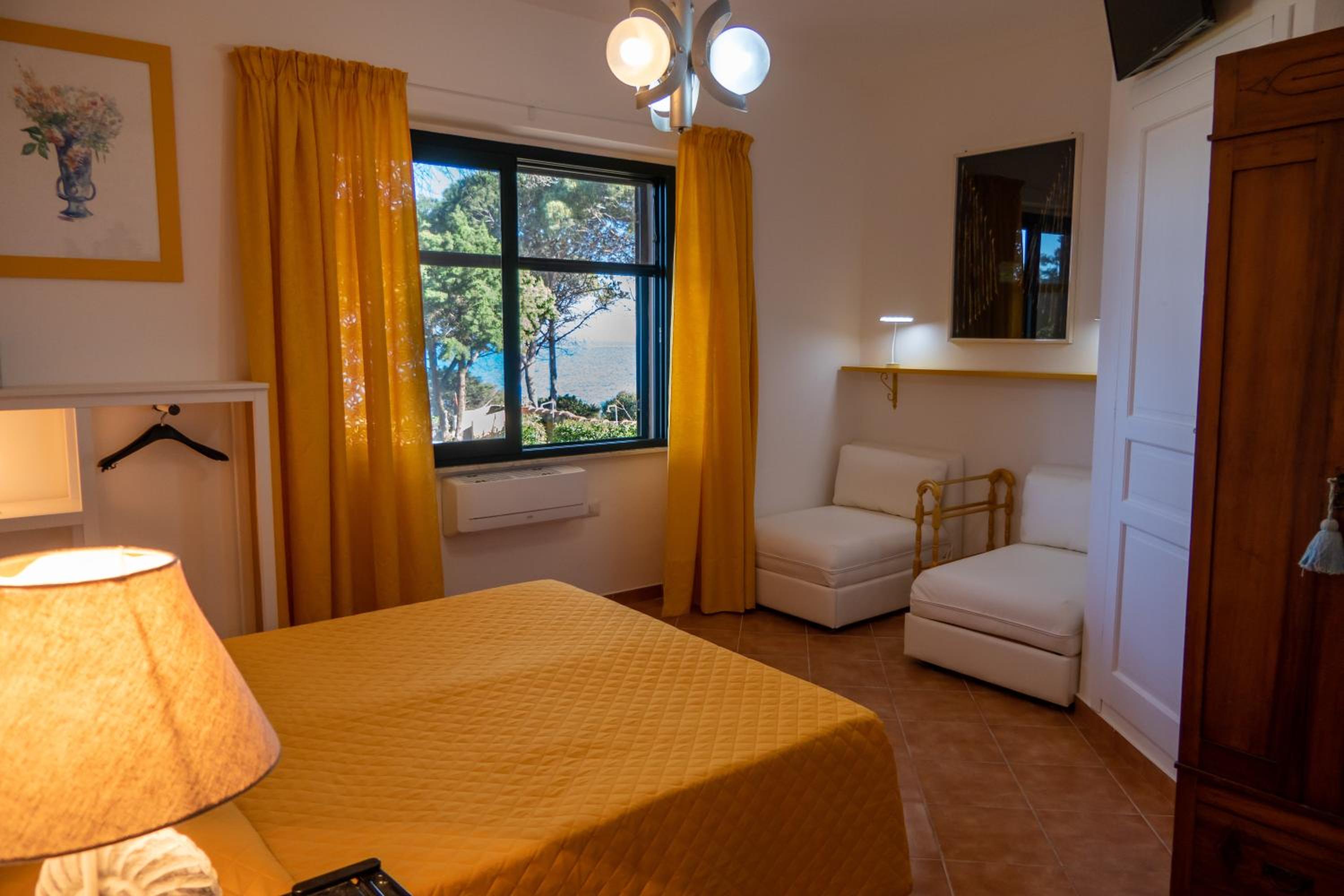 Quadruple Room with Private Bathroom photo 1
