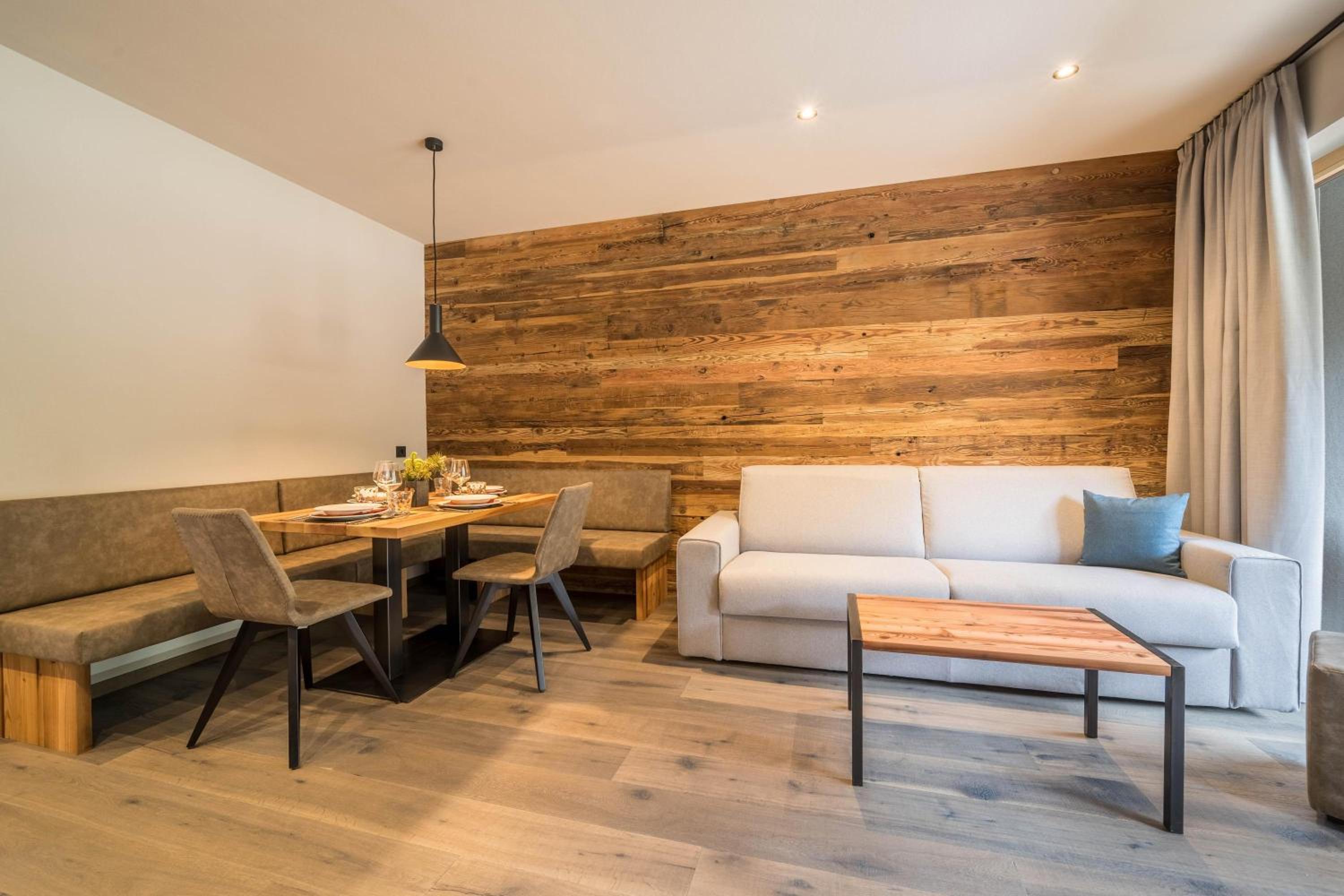 Two-Bedroom Deluxe Apartment with Balcony