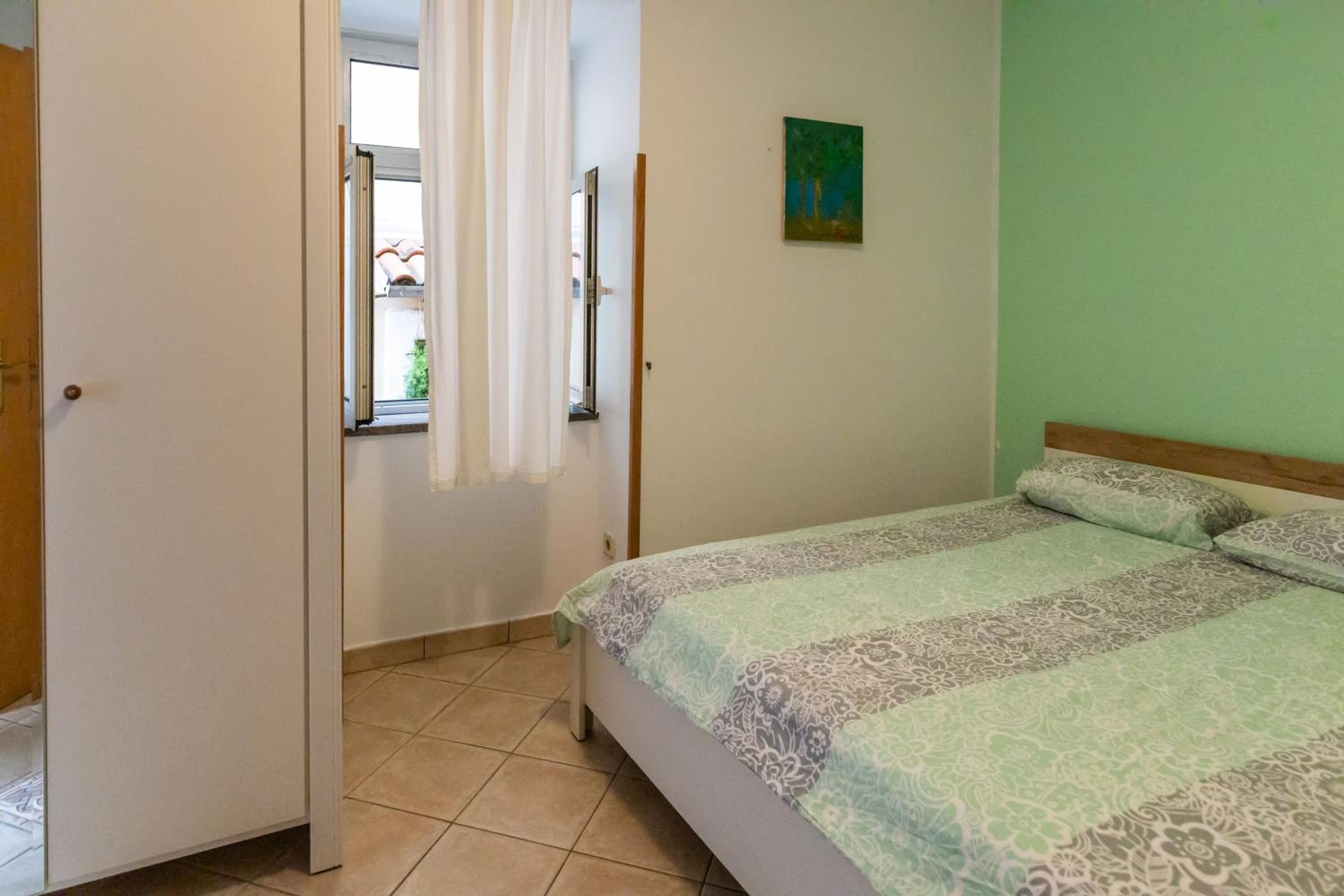 Studio Apartment - Photo 1