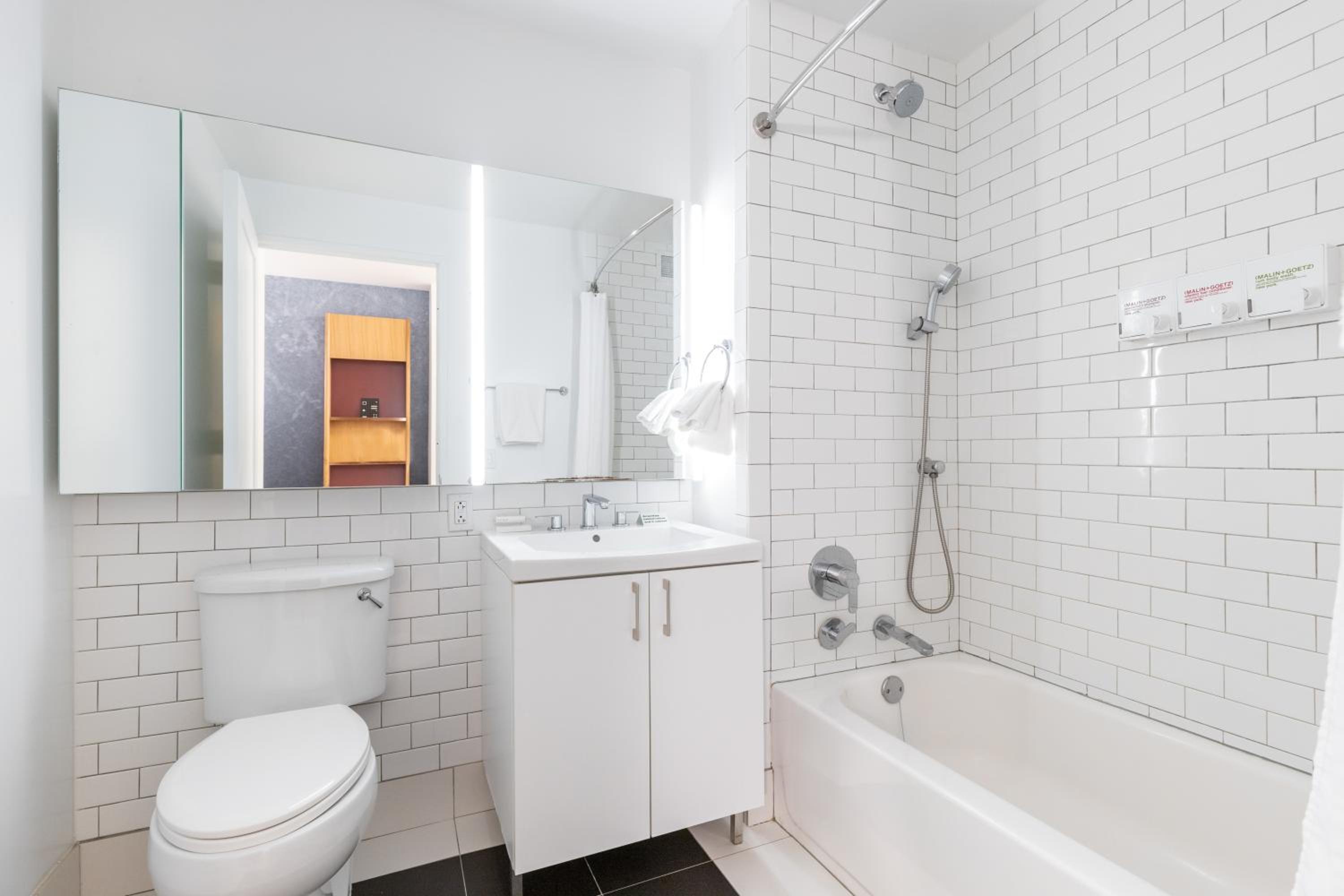 Deluxe One Bedroom, King (24/7 Front Desk) thumbnail 5