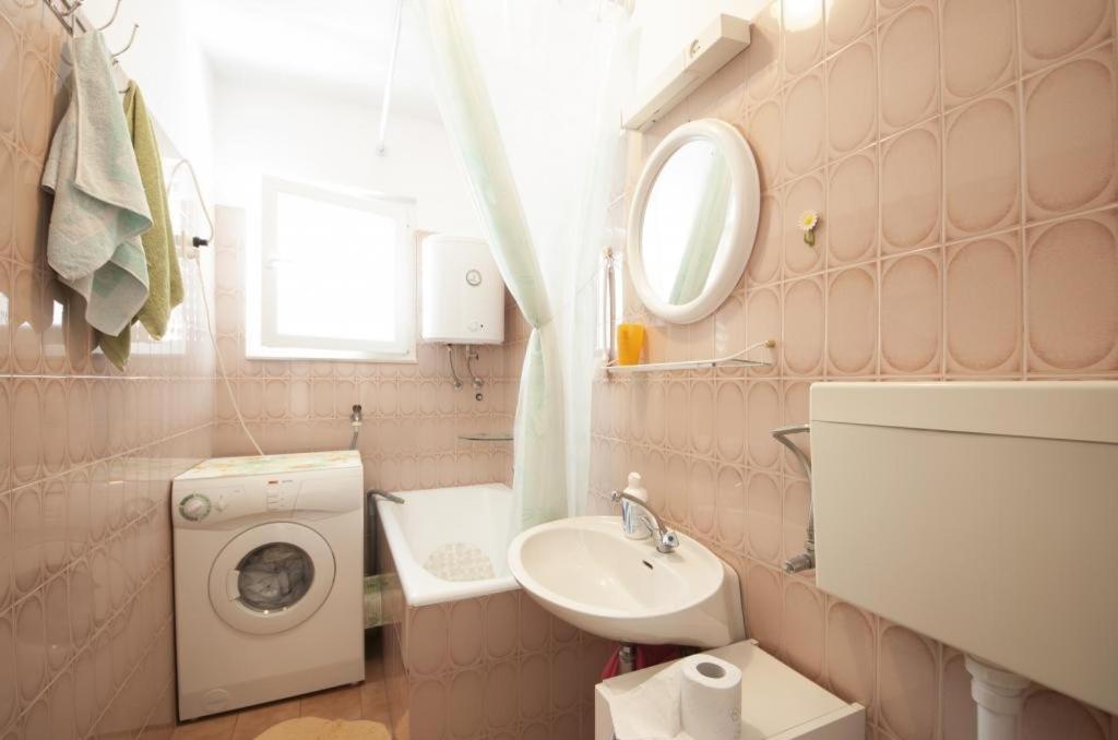 One-Bedroom Apartment with Balcony photo 2