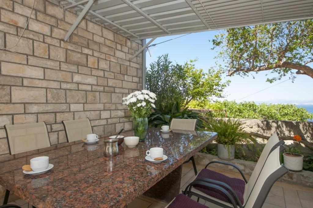 One-Bedroom Apartment with Terrace and Sea View photo 3