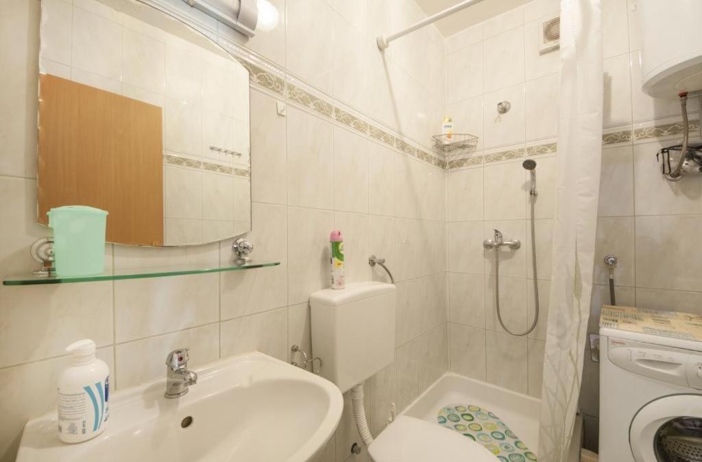 One-Bedroom Apartment with Terrace and Sea View photo 2