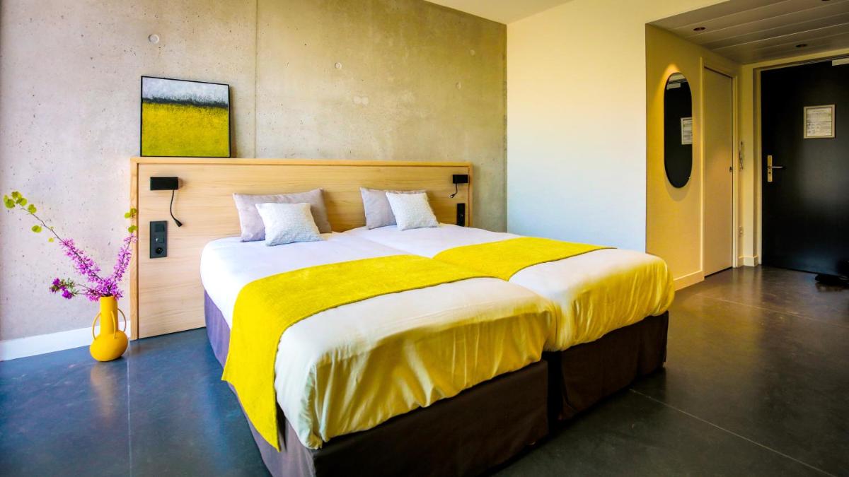 Superior Twin Room with Partial Sea View
