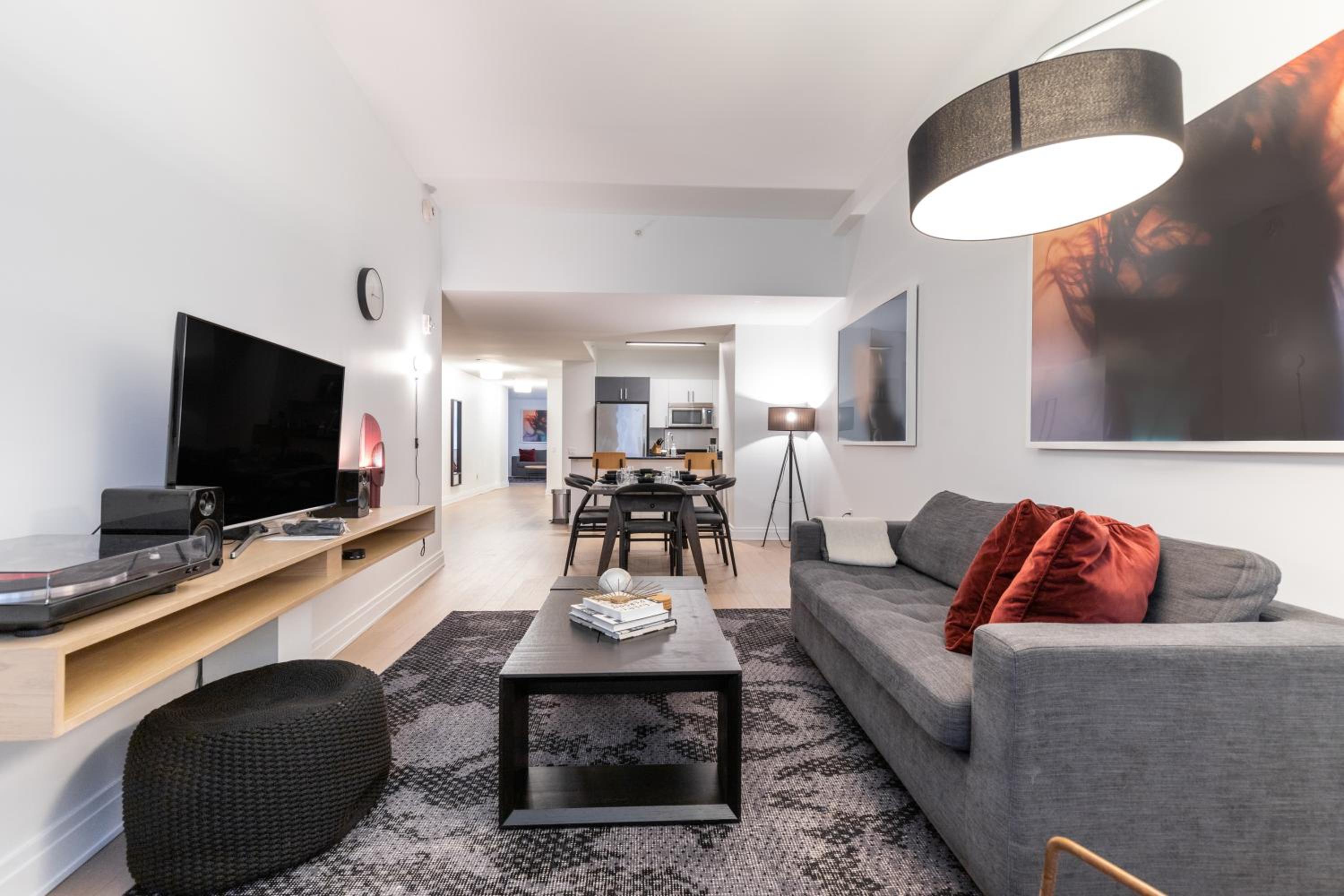 Premium One Bedroom, King (24/7 Front Desk)