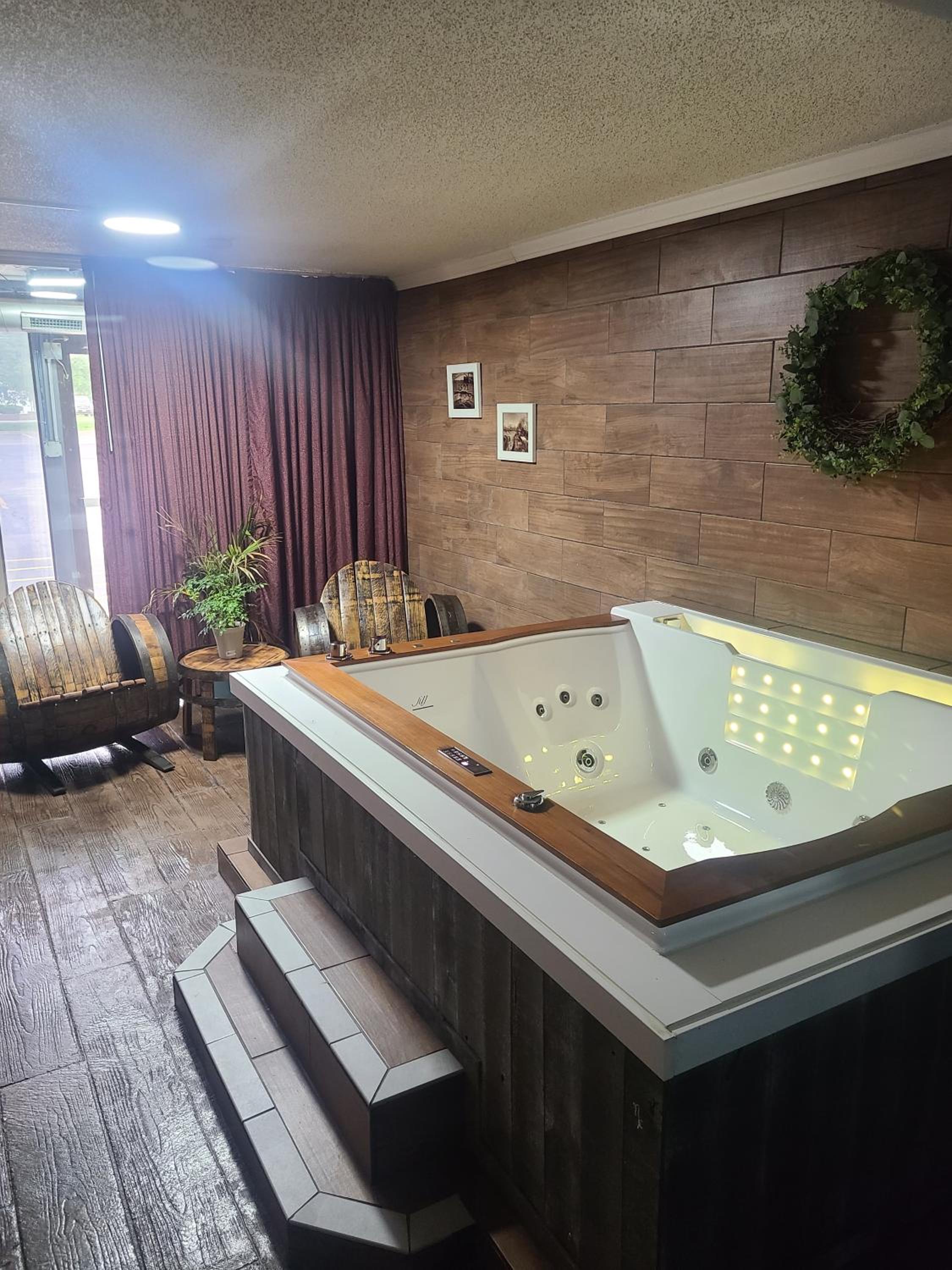 One-Bedroom King Suite with Spa Bath - Photo 4