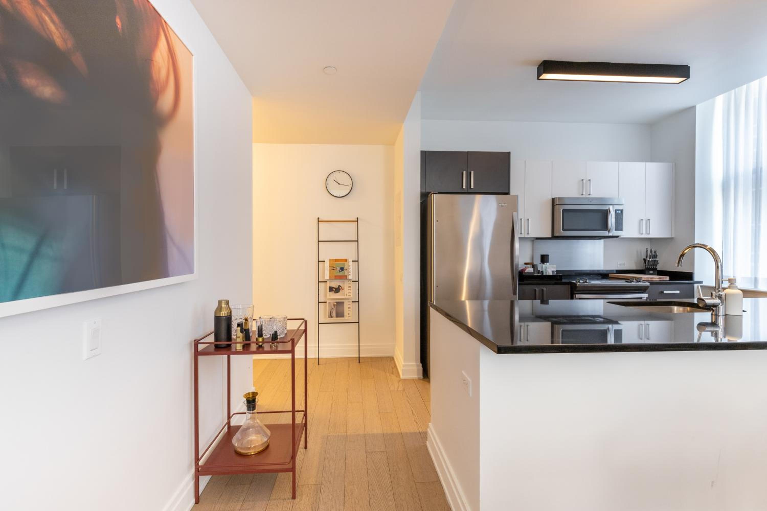 Deluxe Two Bedroom, King and Queen (24/7 Front Desk) thumbnail 5