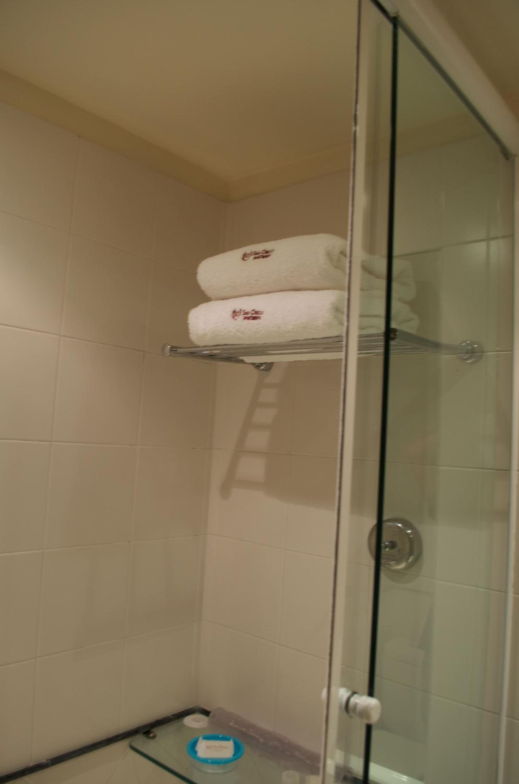 Quadruple Room with Bath photo 3
