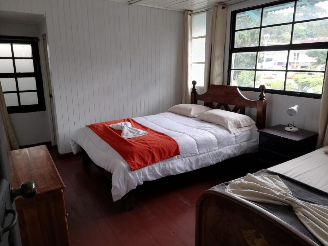 Queen Room with Two Queen Beds photo 2
