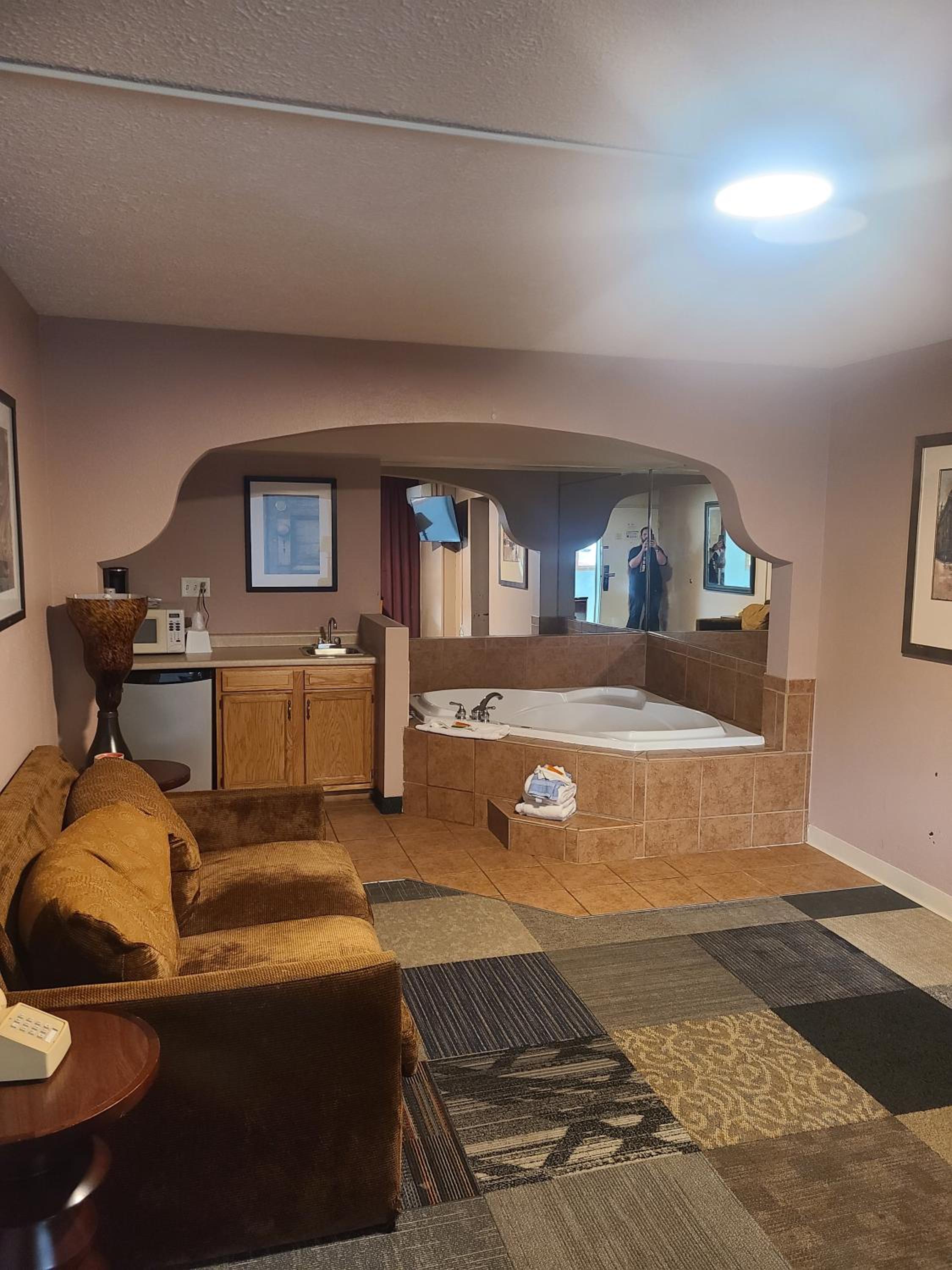 Deluxe Suite with Spa Bath - Photo 2