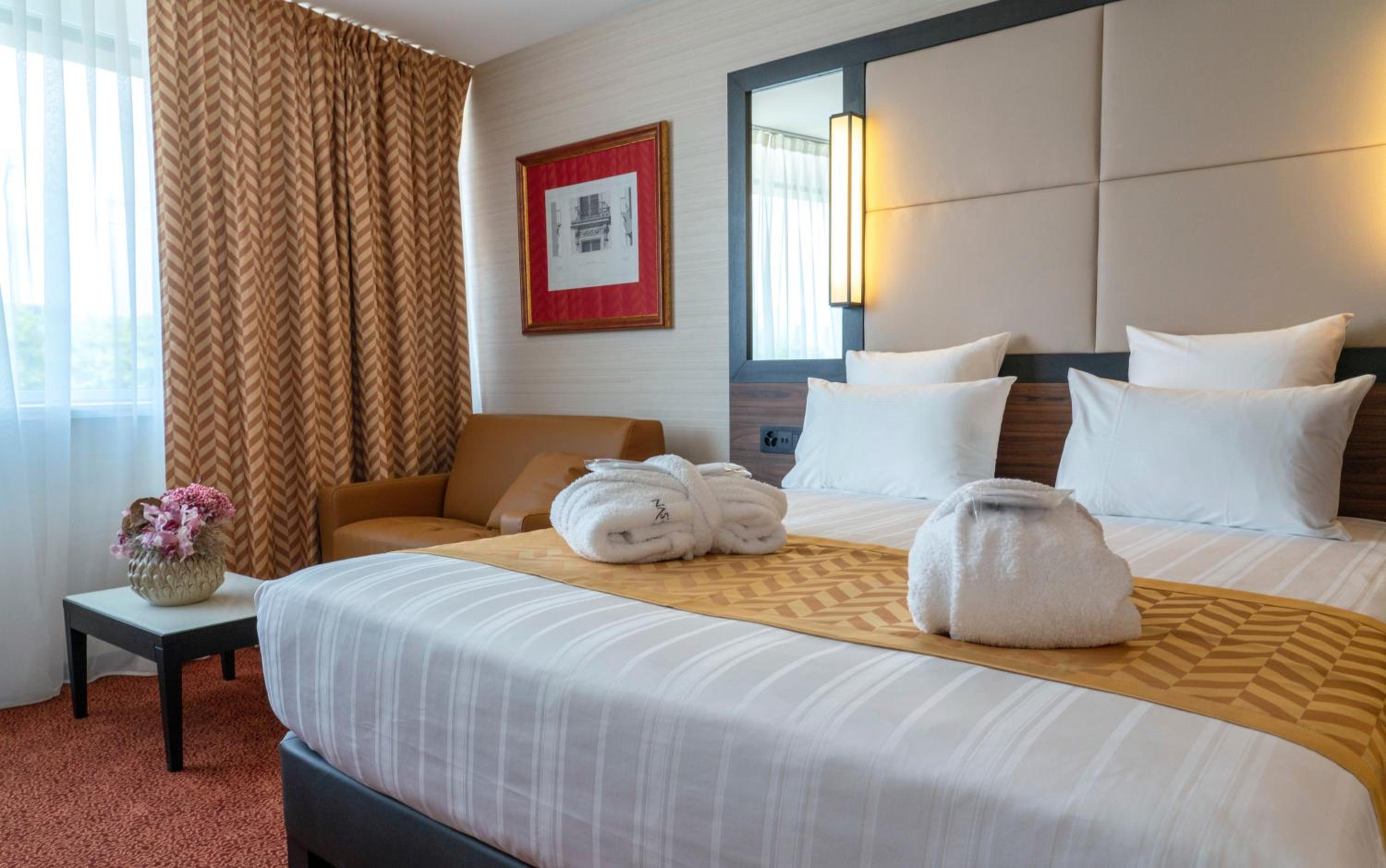 Skyline Nash Suite with Balcony thumbnail 6