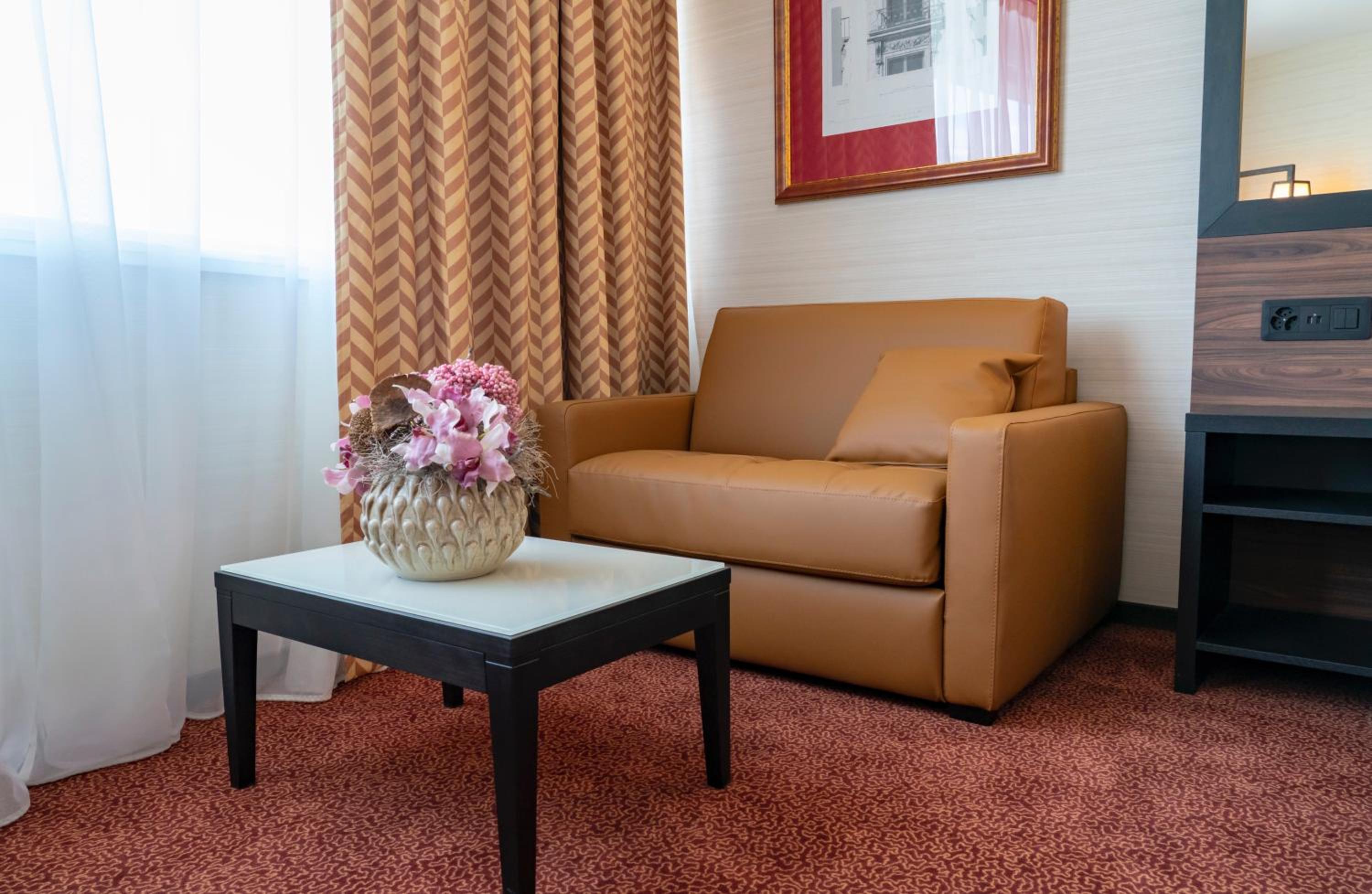 Skyline Nash Suite with Balcony thumbnail 5