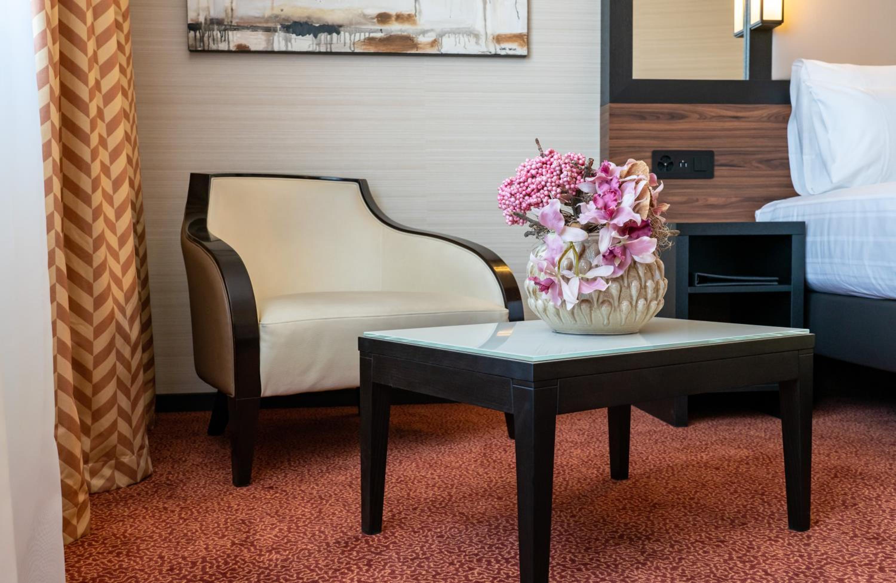 Executive Suite - Photo 5