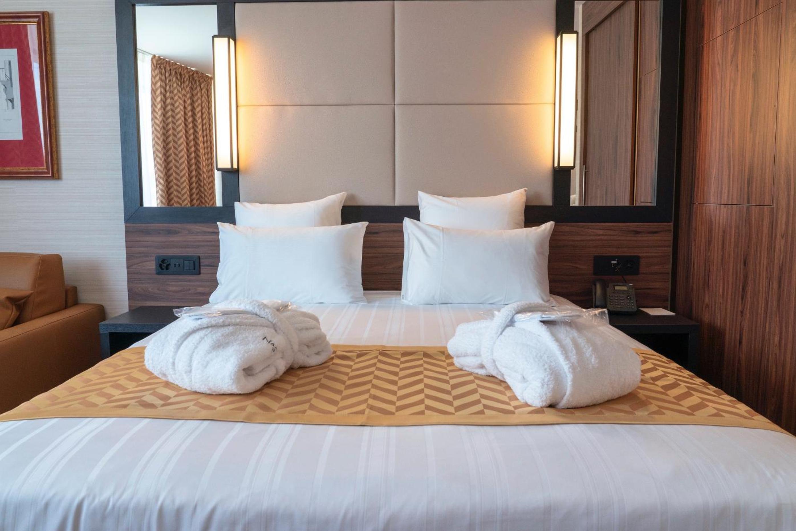 Executive Suite - Photo 3