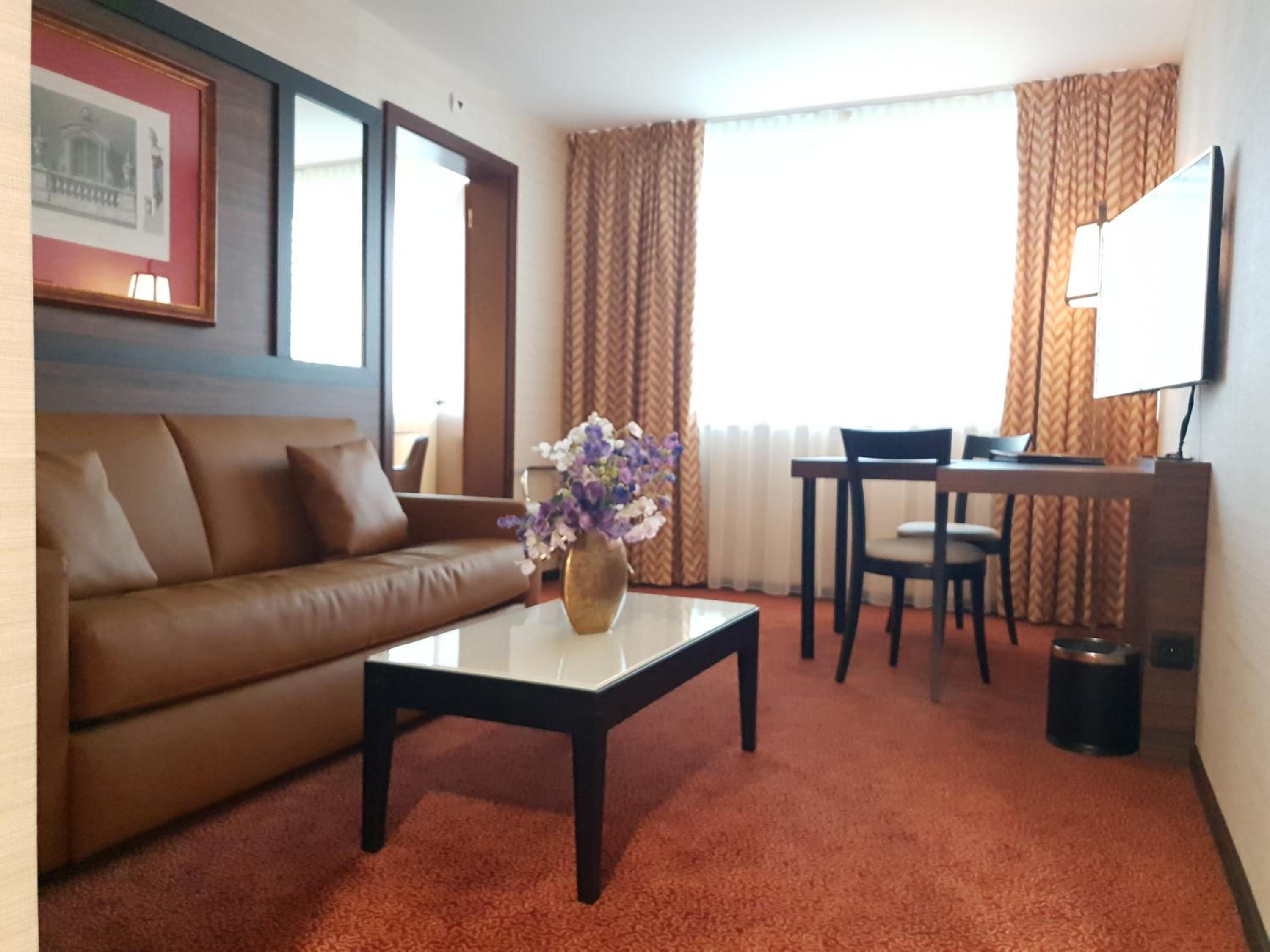 Executive Suite - Photo 1