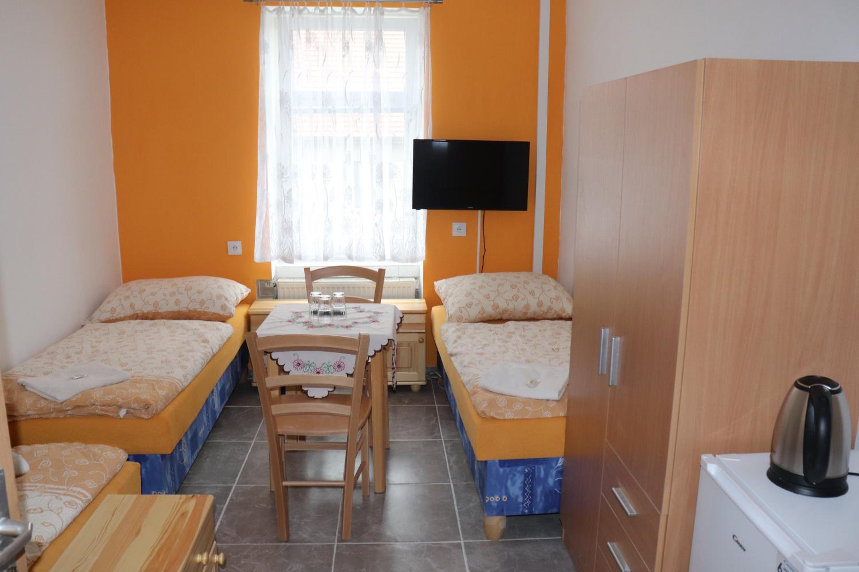 Double or Twin Room with Shared Bathroom photo 1