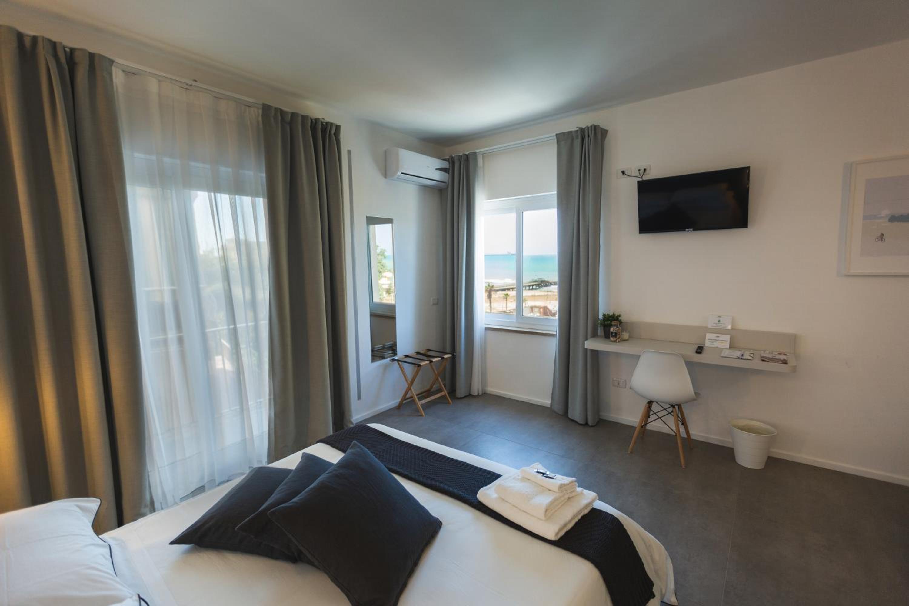Deluxe Double Room with Sea View - Photo 1