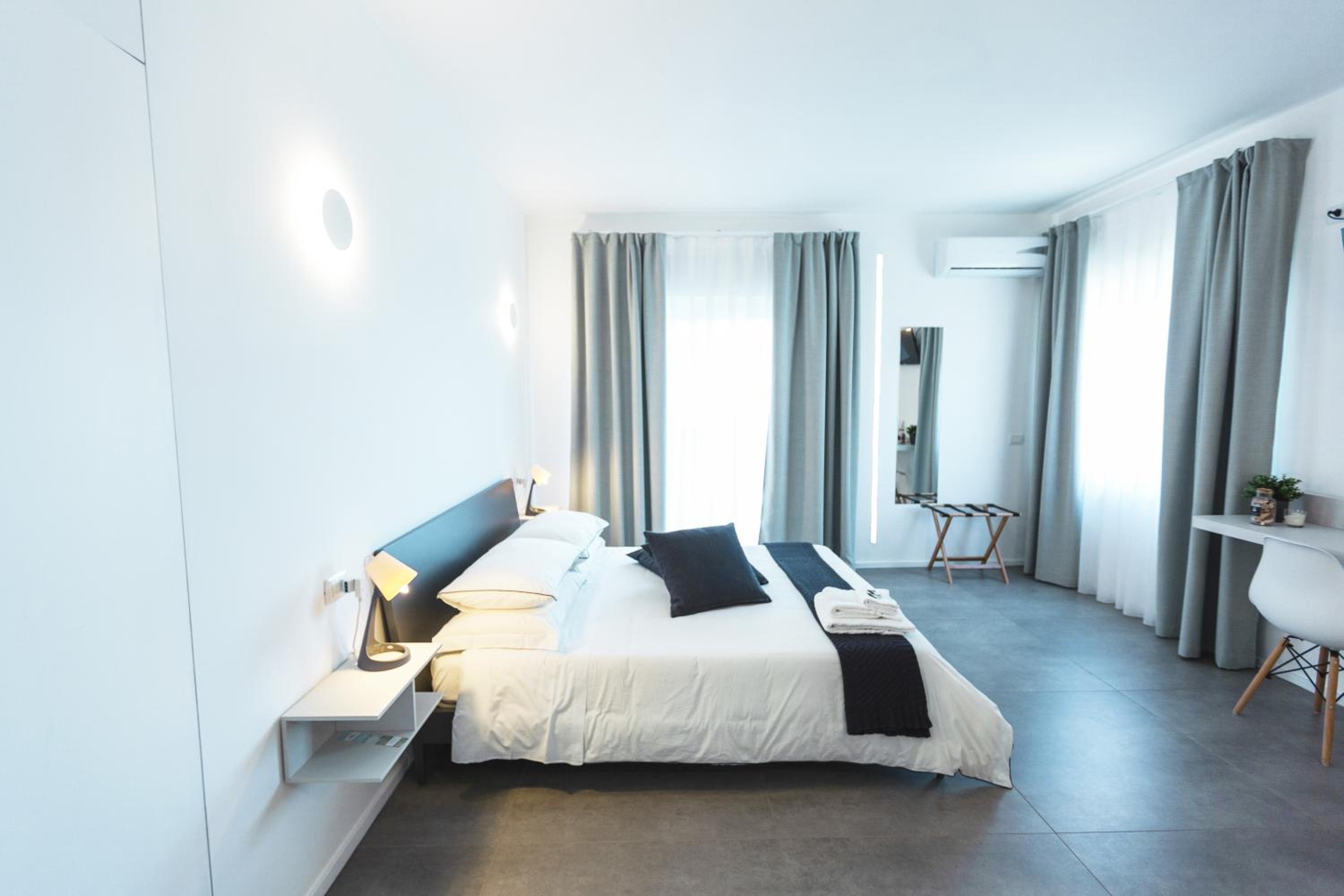 Deluxe Double Room with Sea View - Photo 2