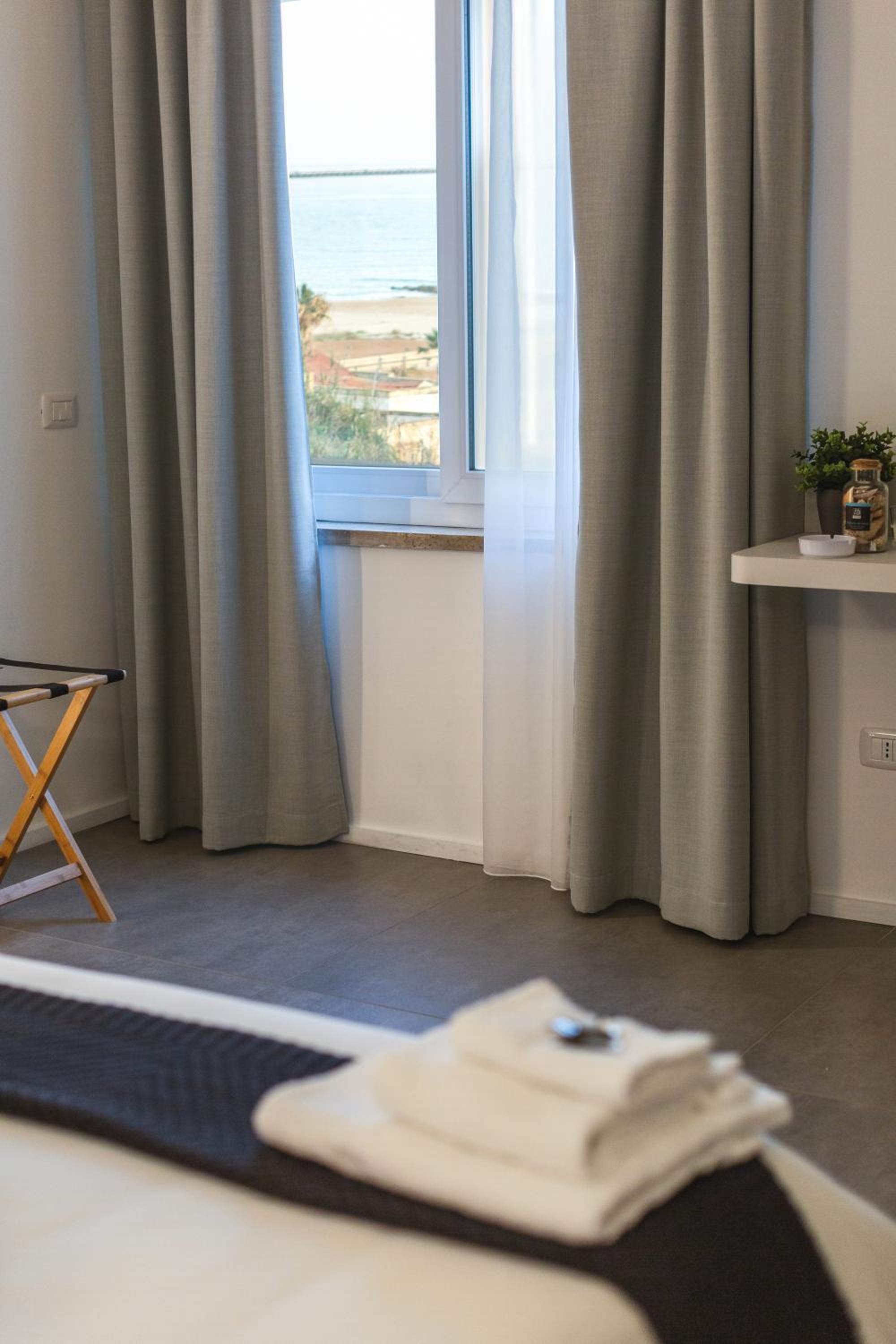 Deluxe Double Room with Sea View - Photo 14