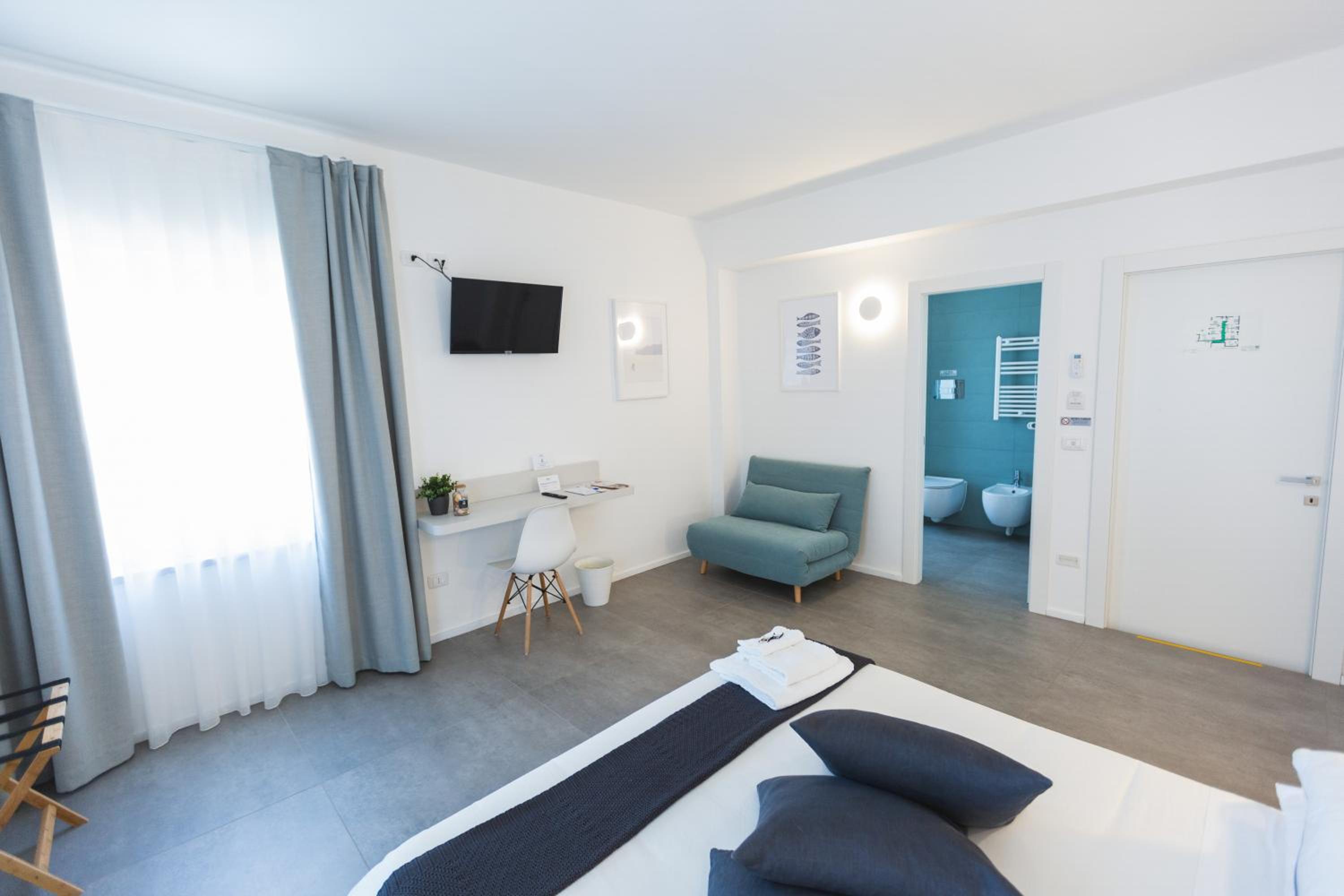 Deluxe Double Room with Sea View - Photo 12
