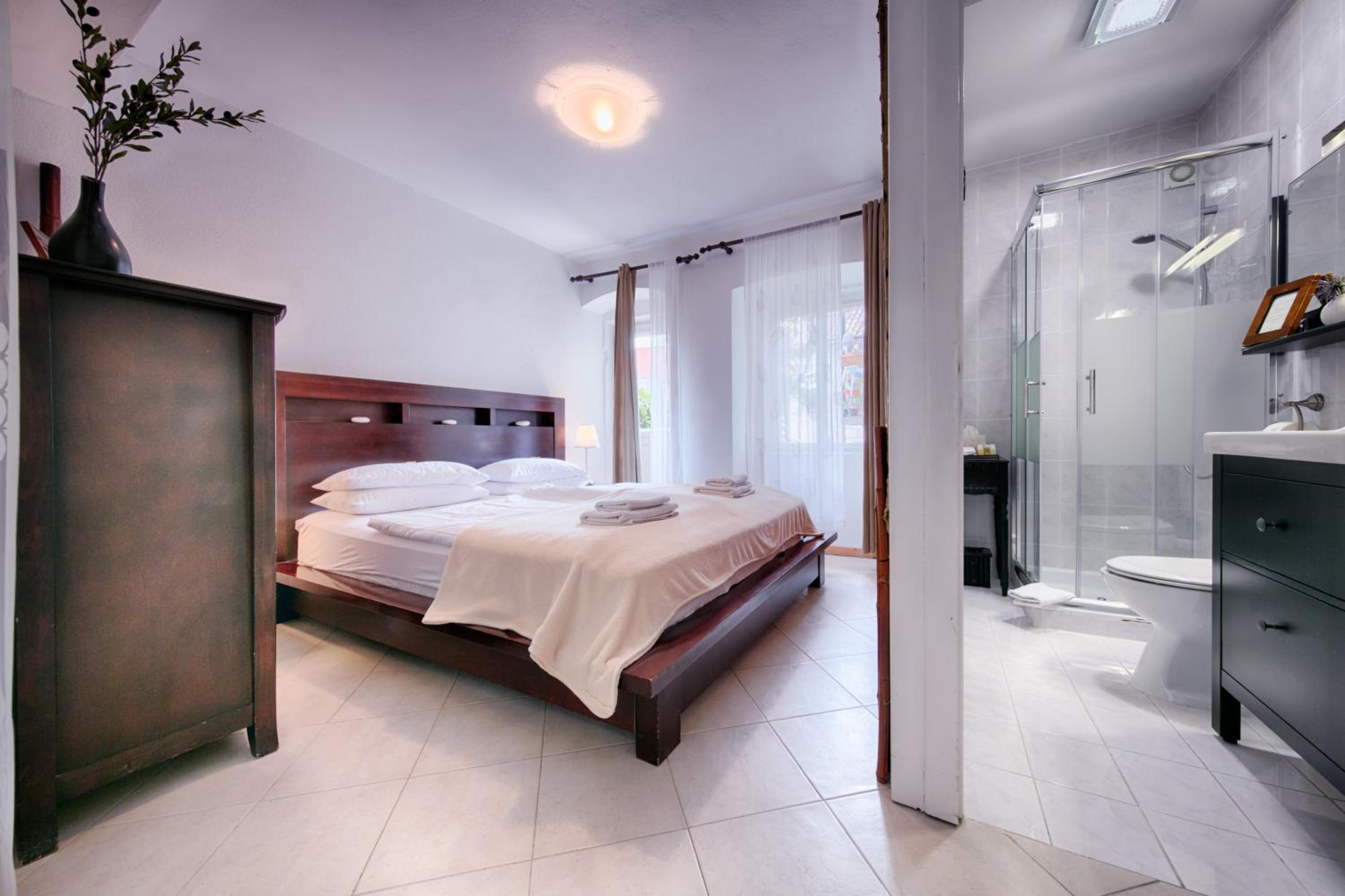 Double Room with Private Bathroom photo 2