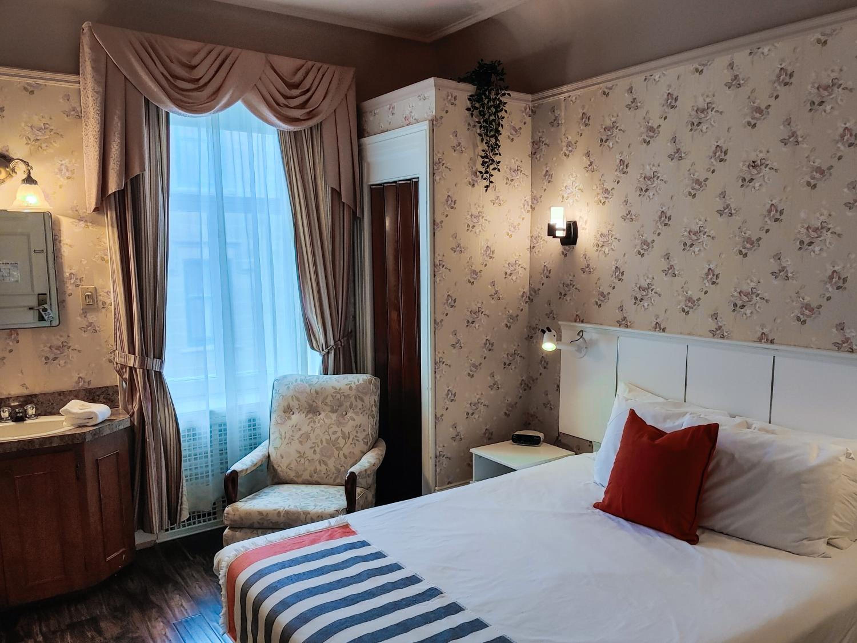Standard Queen Room