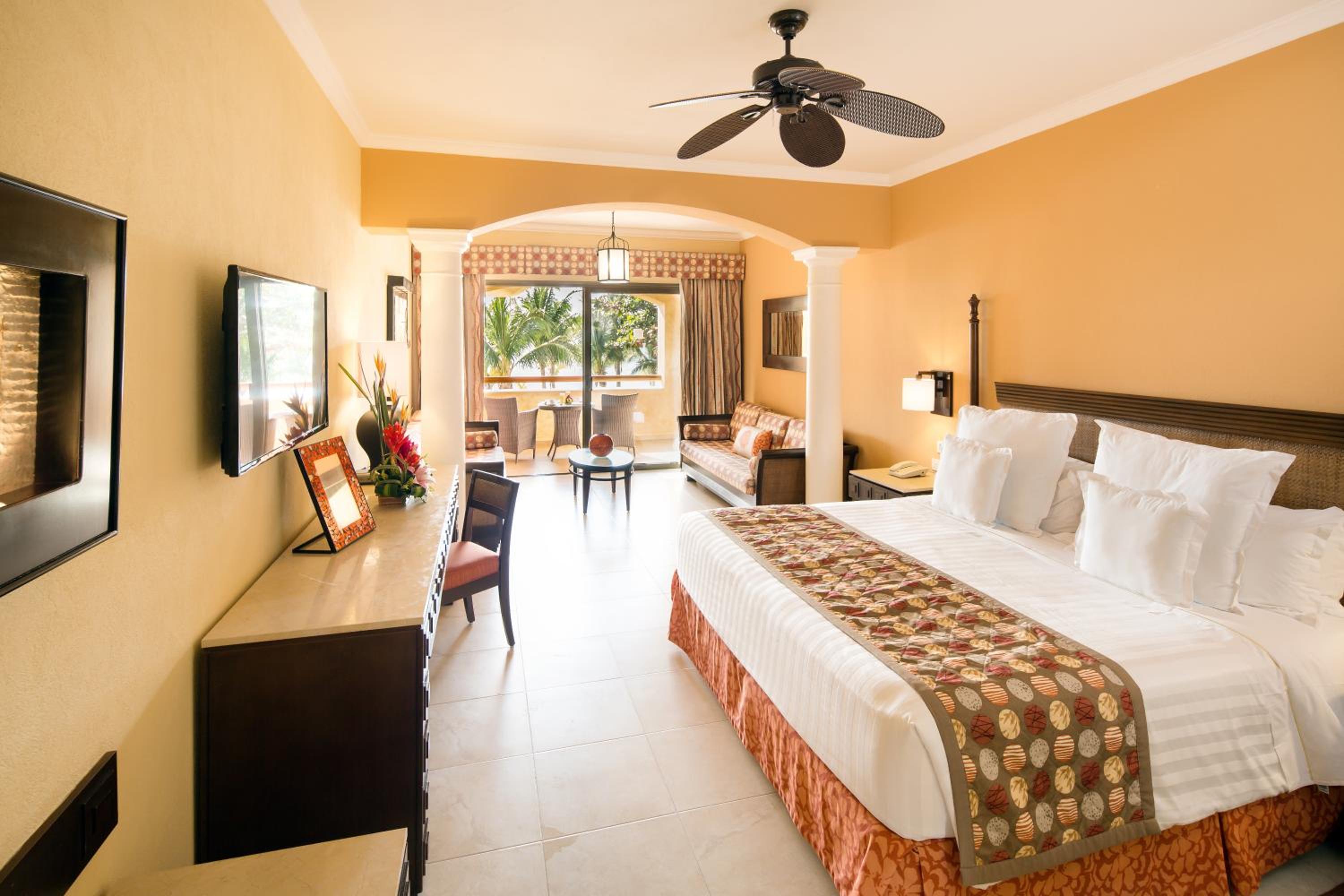 Junior Suite Ocean Front Premium Level (3 Adults + 1 Child)