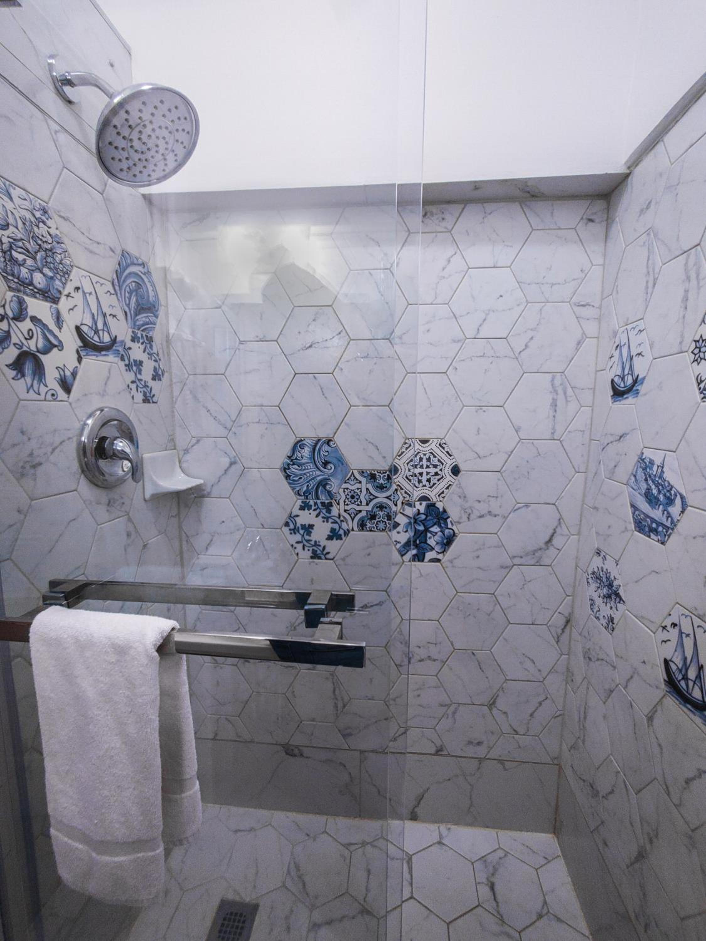 Queen Room with Balcony thumbnail 5