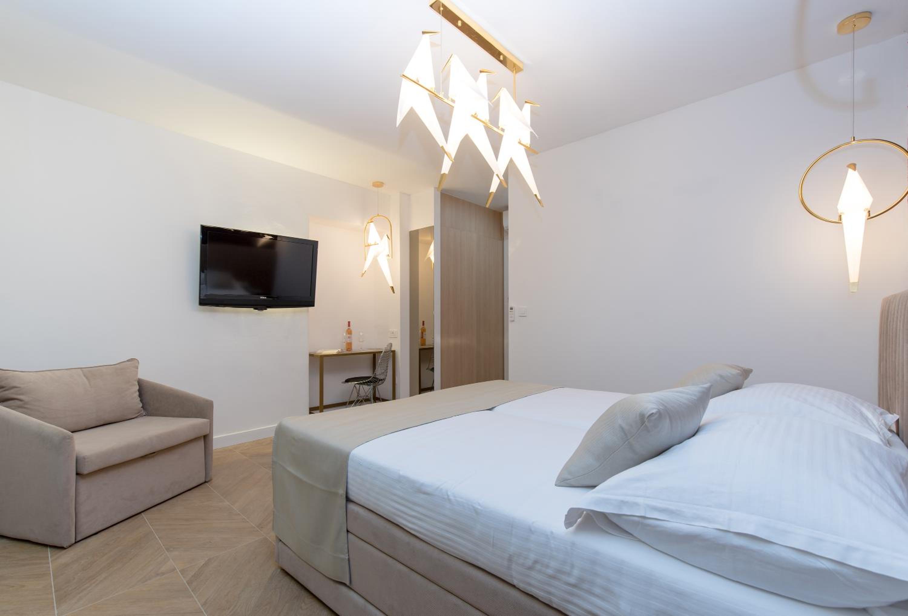 Deluxe Luxury Suite - Photo 3