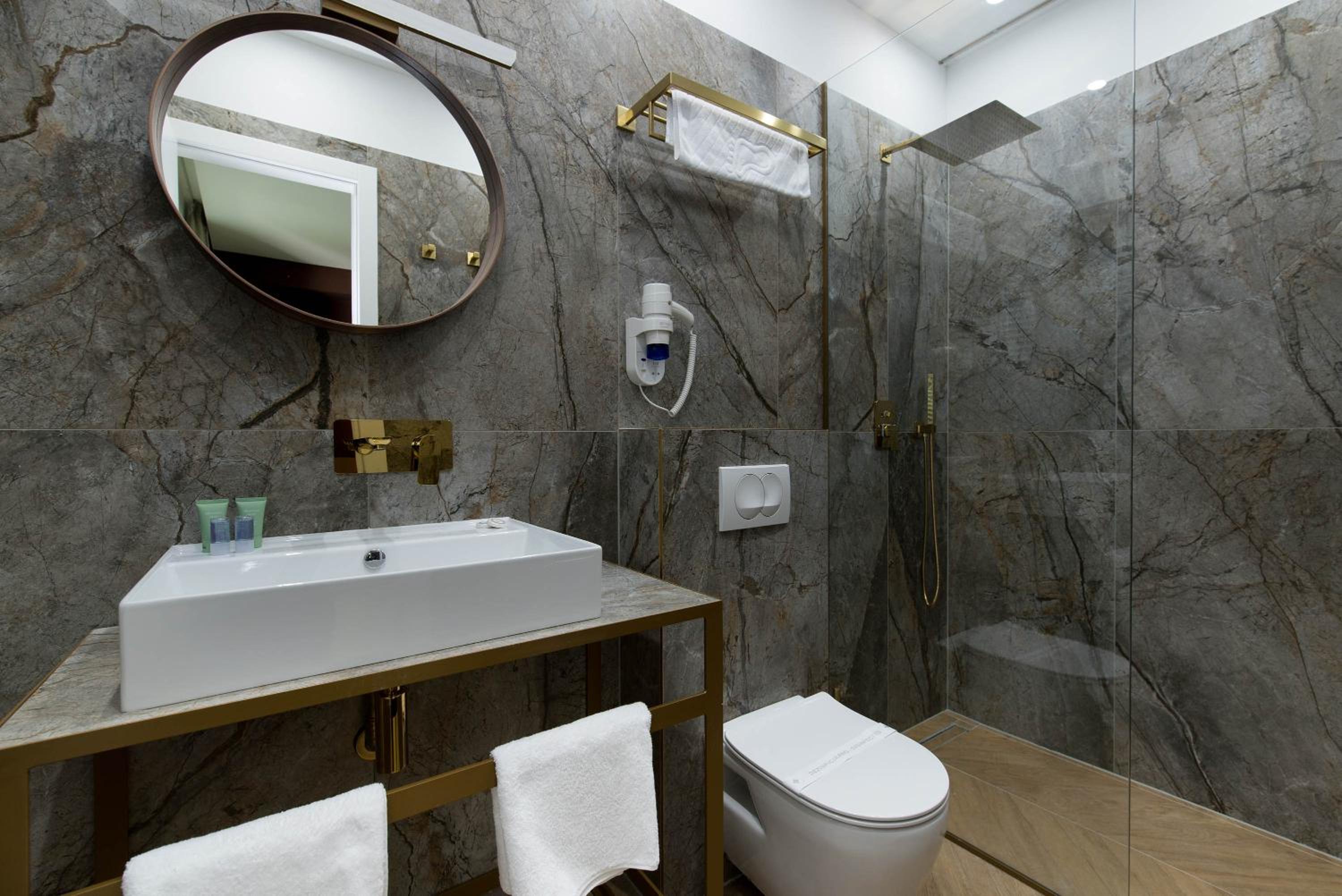 Deluxe Luxury Suite - Photo 13