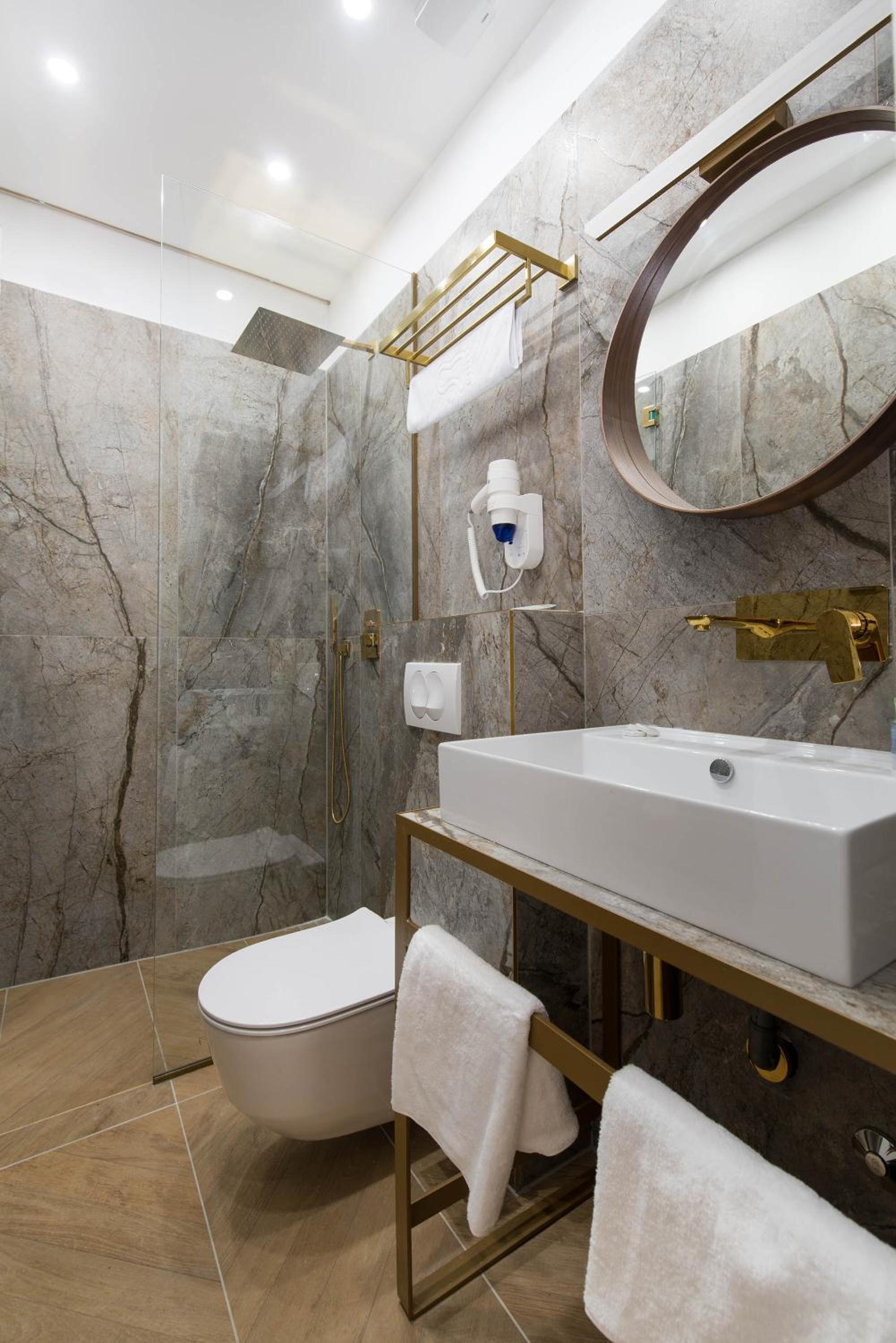 Deluxe Luxury Suite - Photo 12
