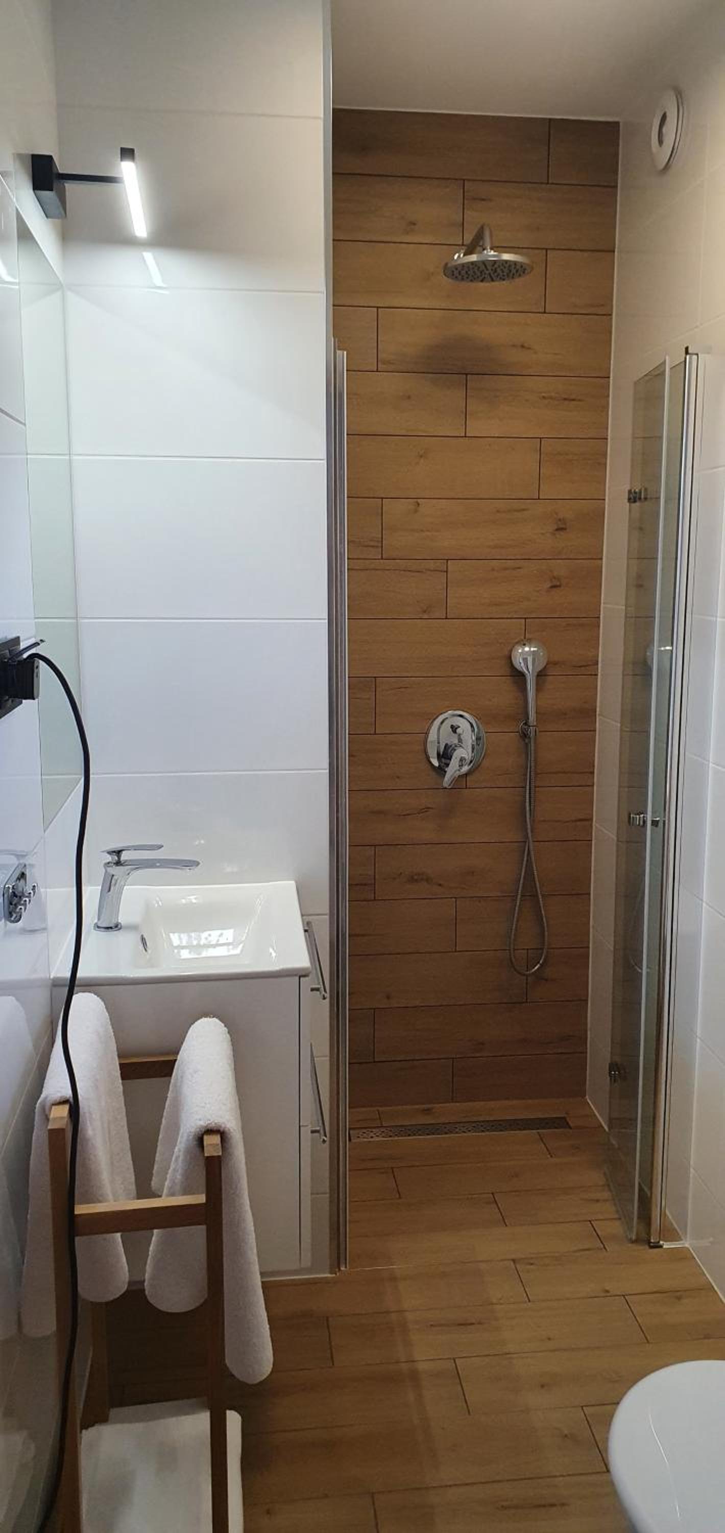 Deluxe Double Room (2 Adults + 1 Child) - Photo 4