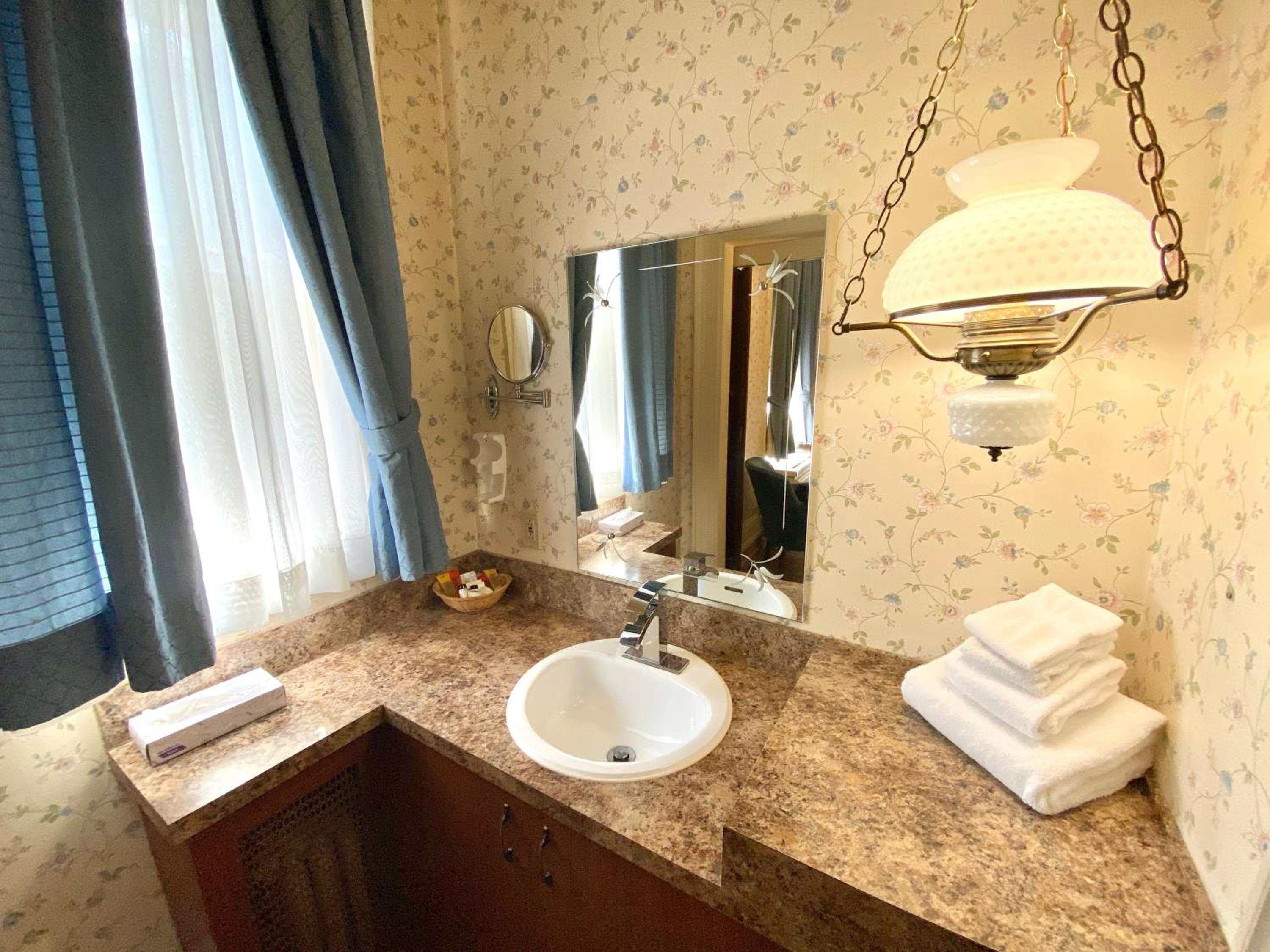 Standard Queen Room thumbnail 5