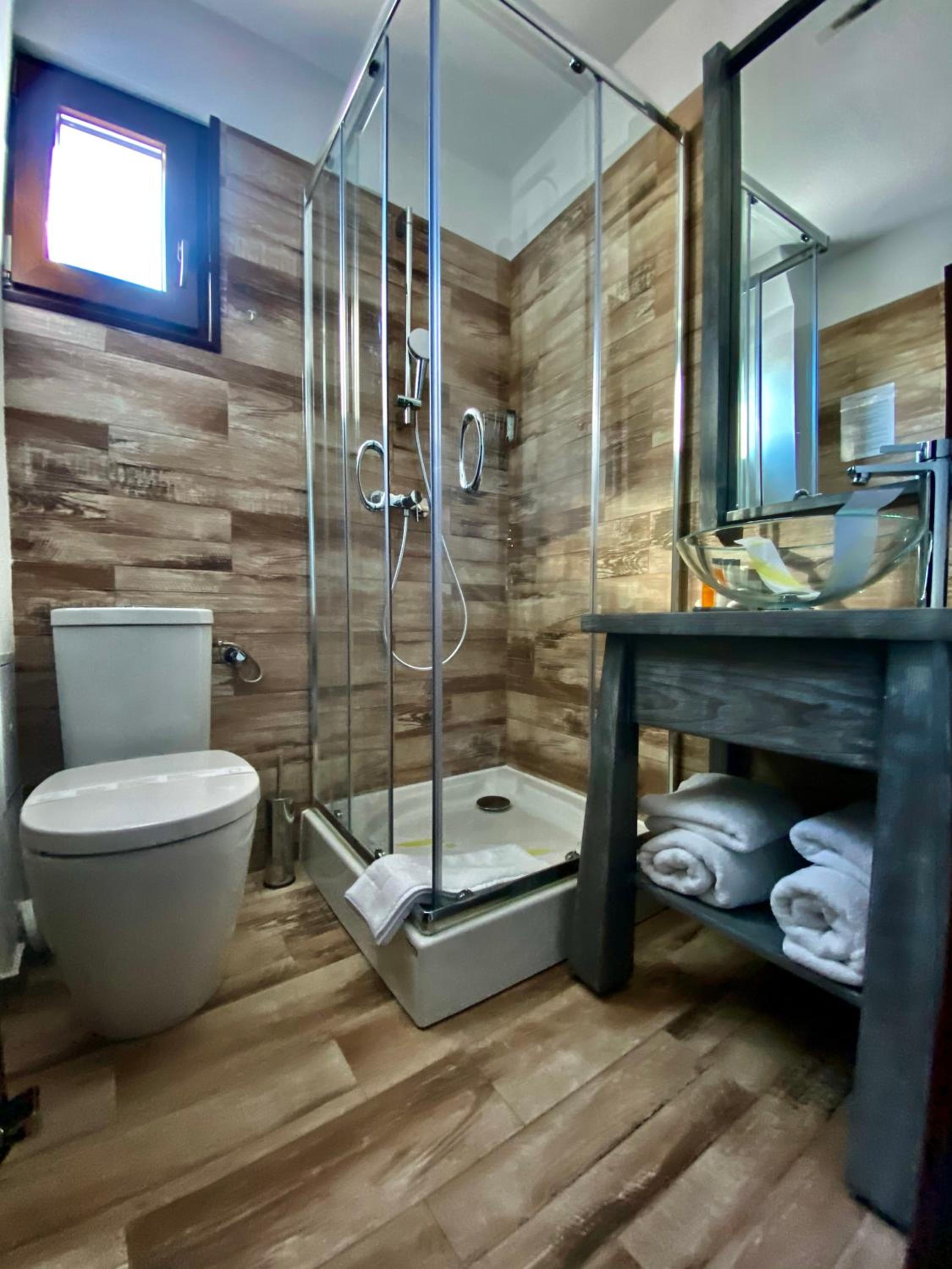 Double Room with Balcony - Photo 8