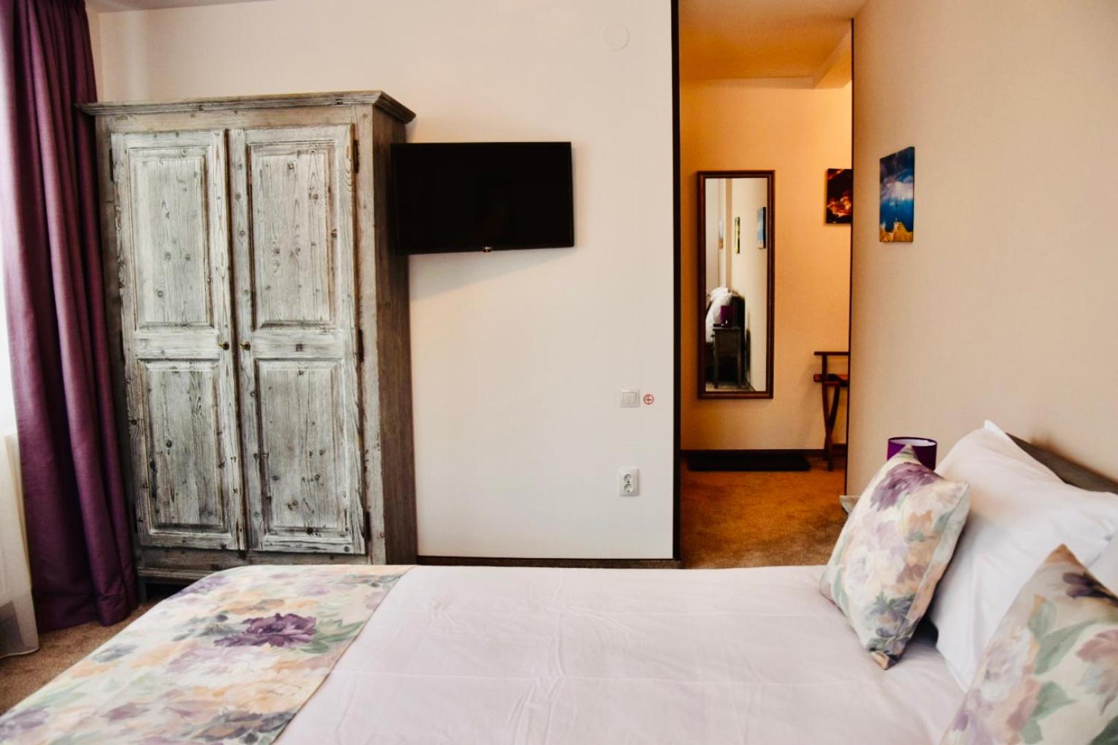 Double Room with Mountain View - Photo 9