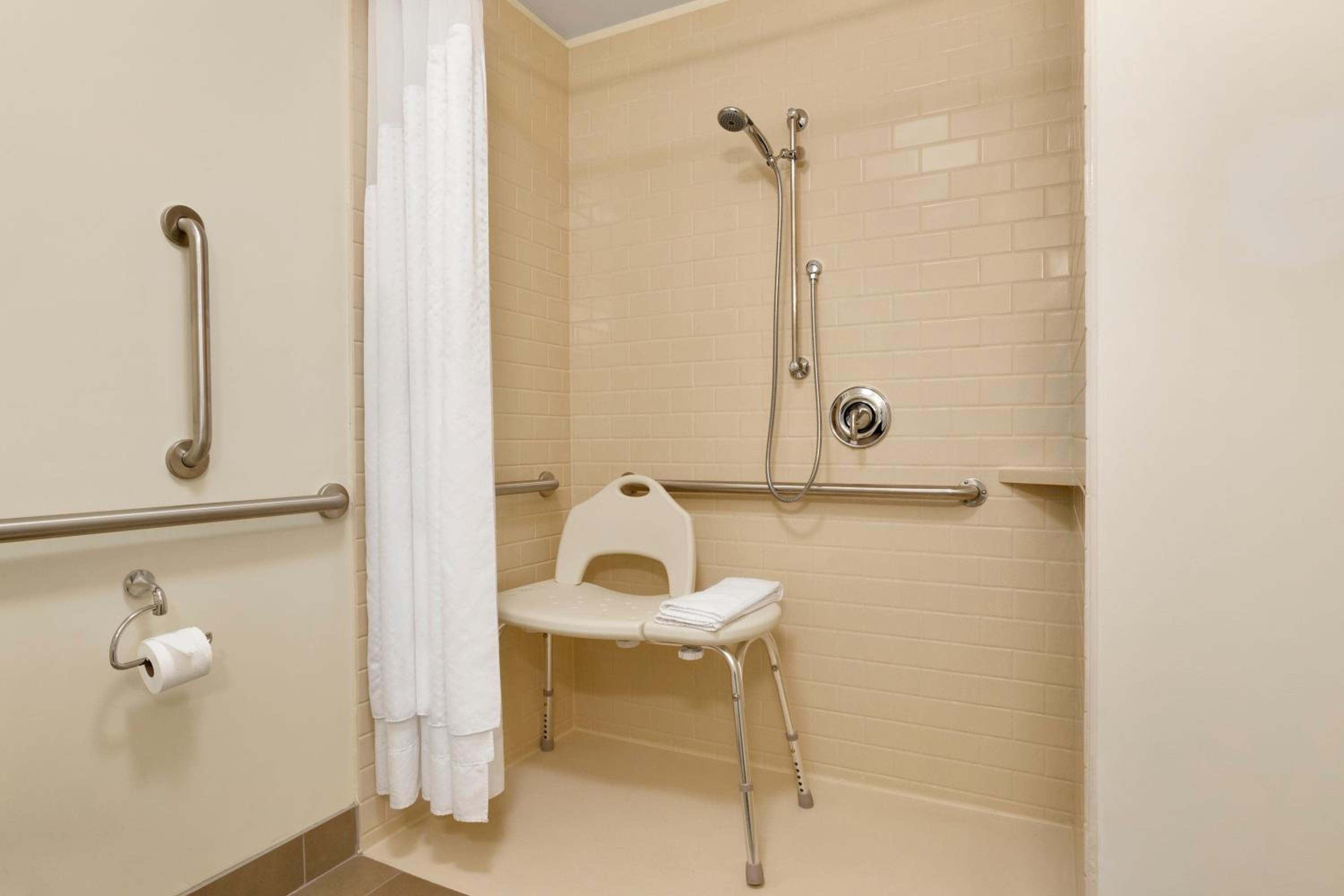 One-Bedroom Queen Suite photo 3