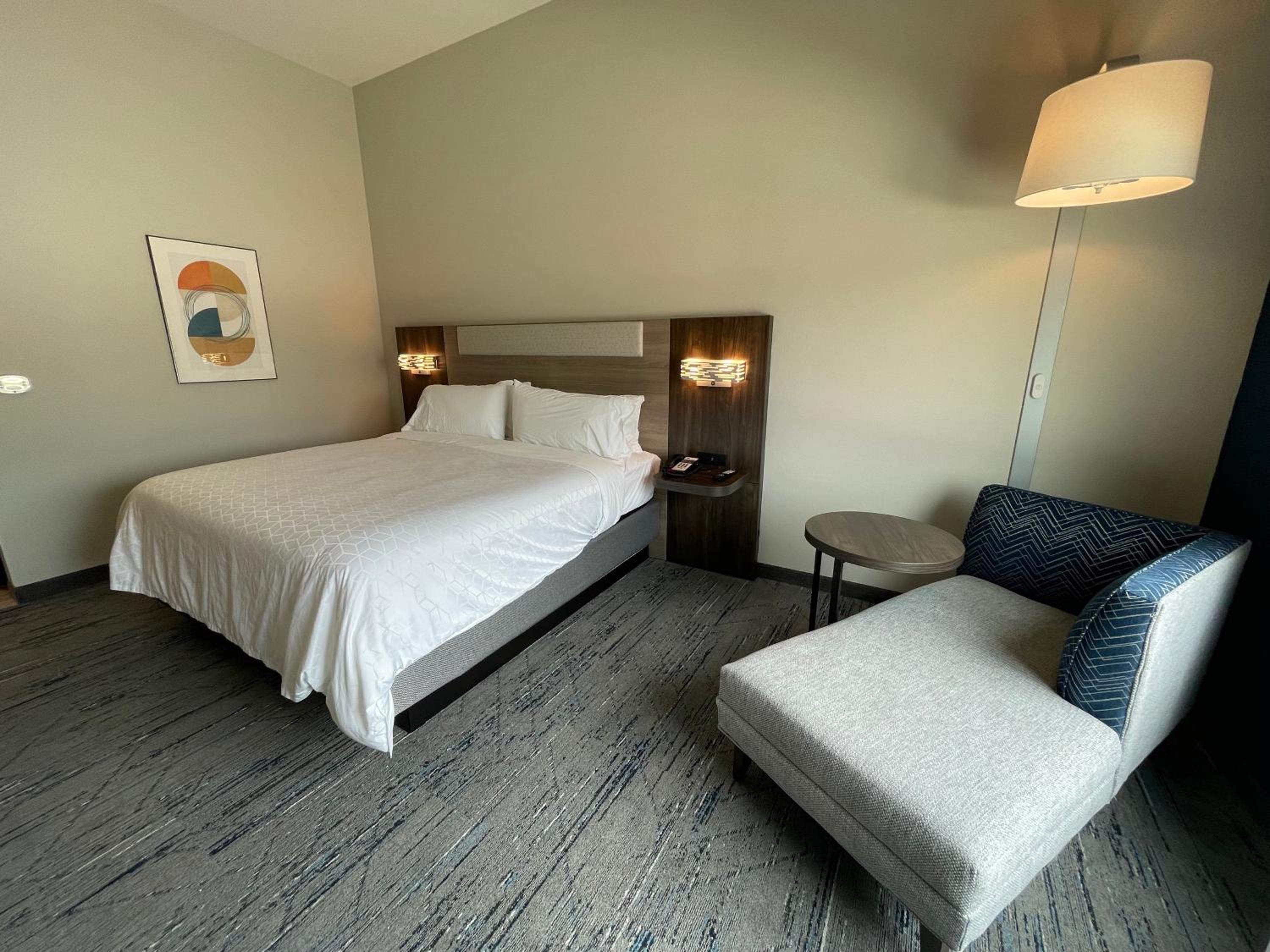 Standard King Room with Walk-In Shower - Photo 4