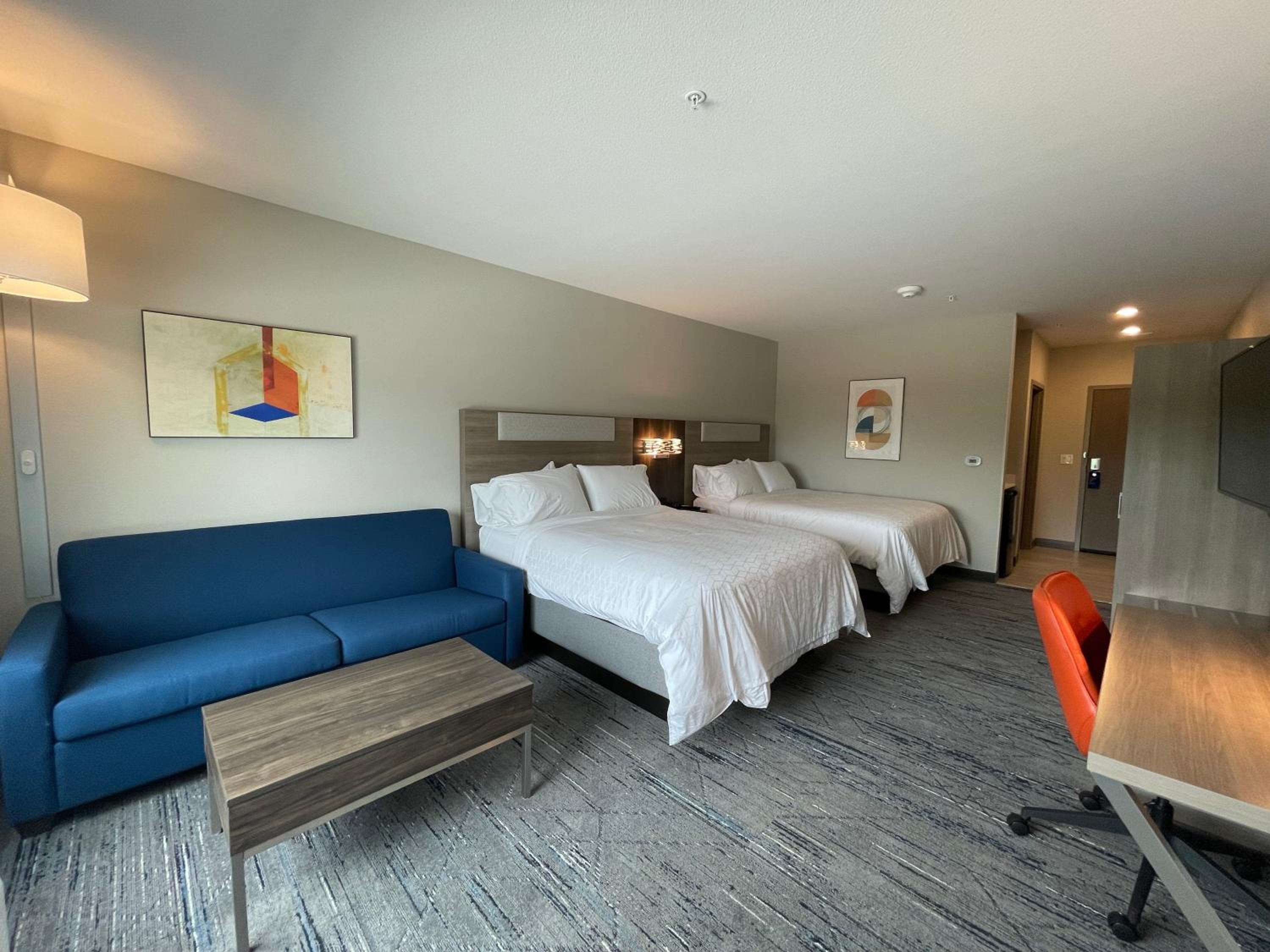 Queen Suite with Two Queen Beds and Sofa Bed - Photo 3