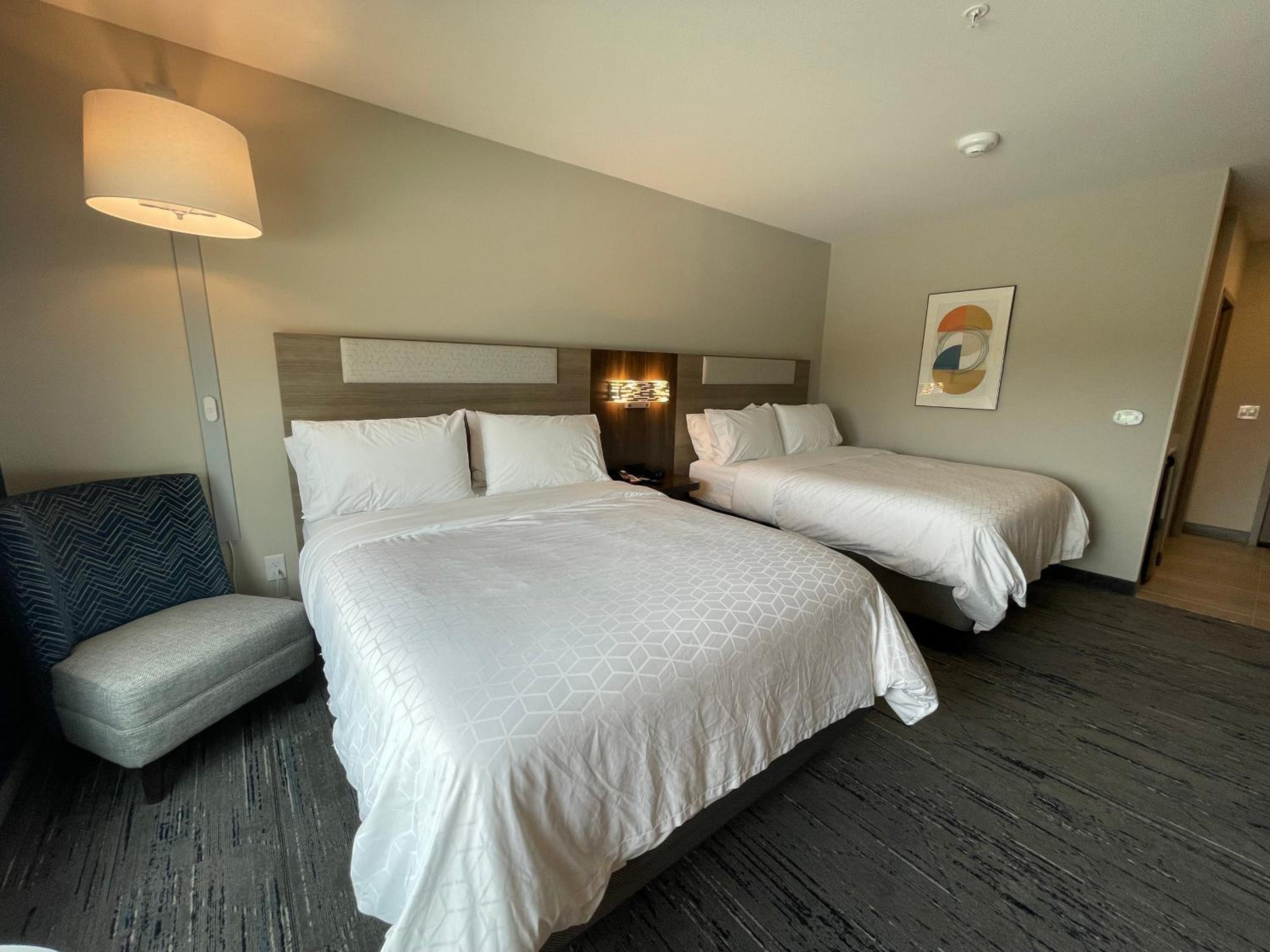 Standard Room with Two Queen Beds - Photo 3