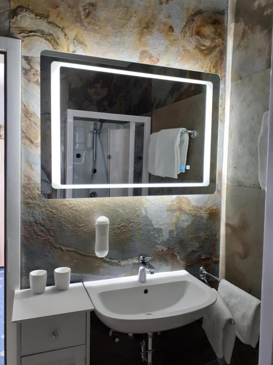 Double Room - Photo 7