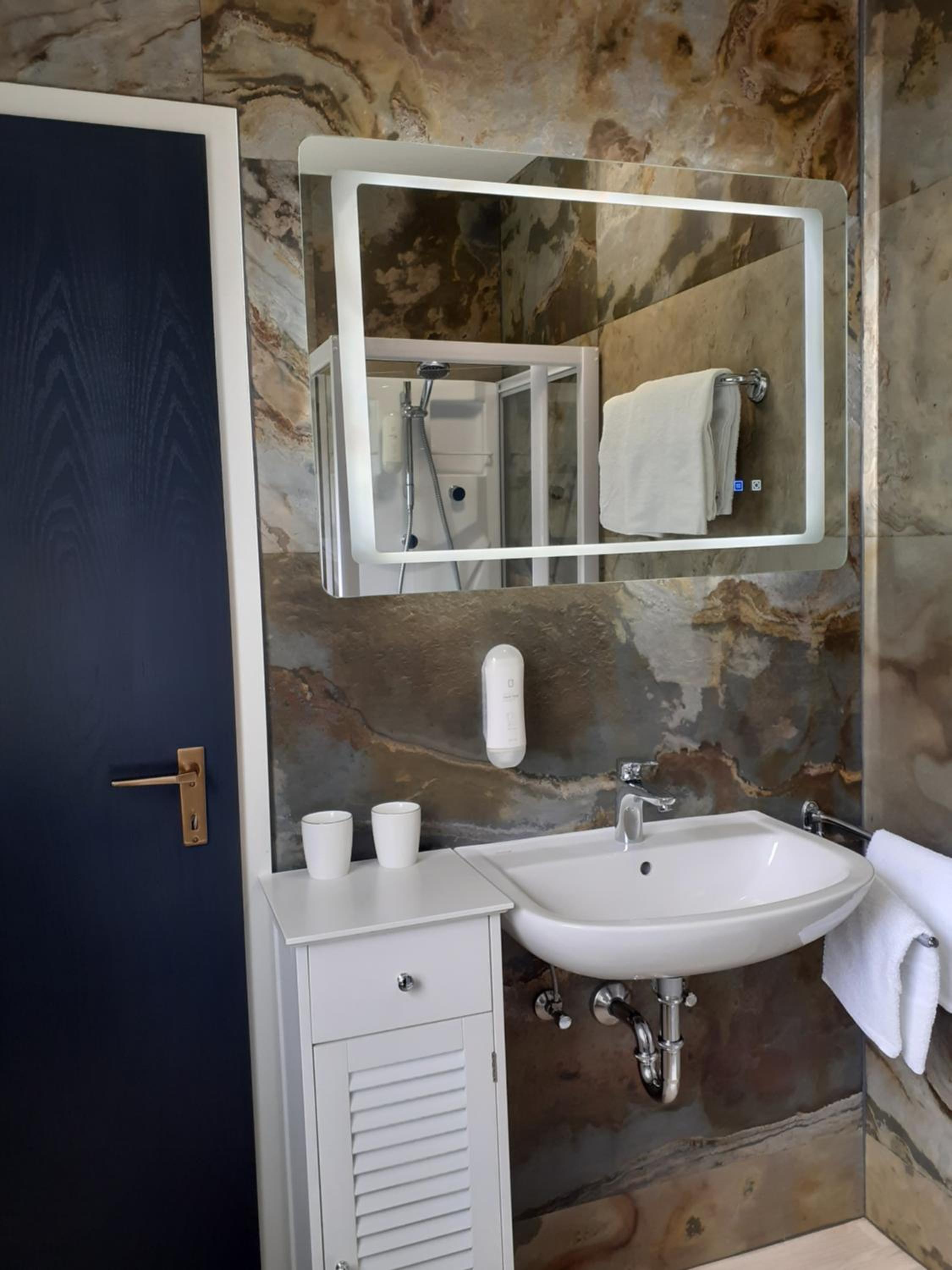 Double Room - Photo 21