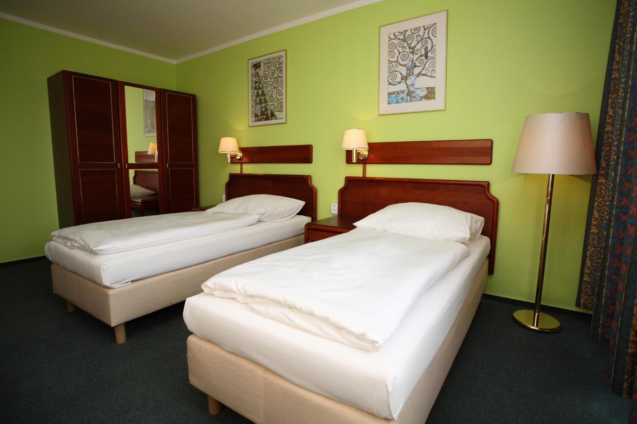 Business Twin Room - Photo 10