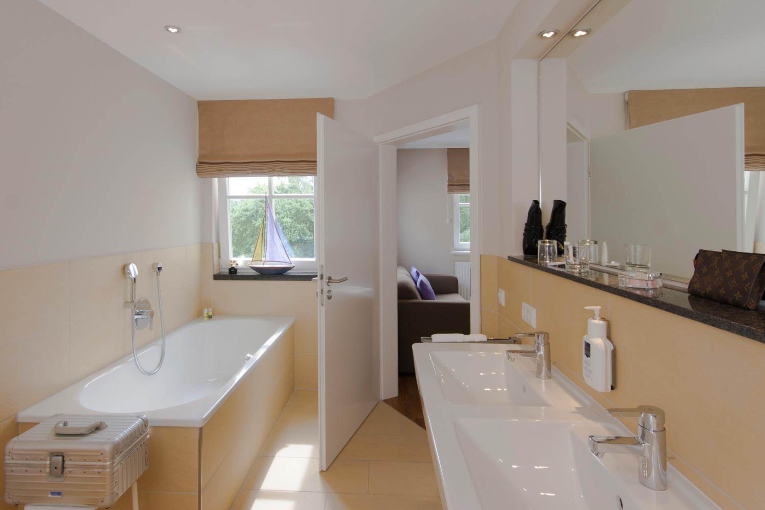 Suite - Photo 3