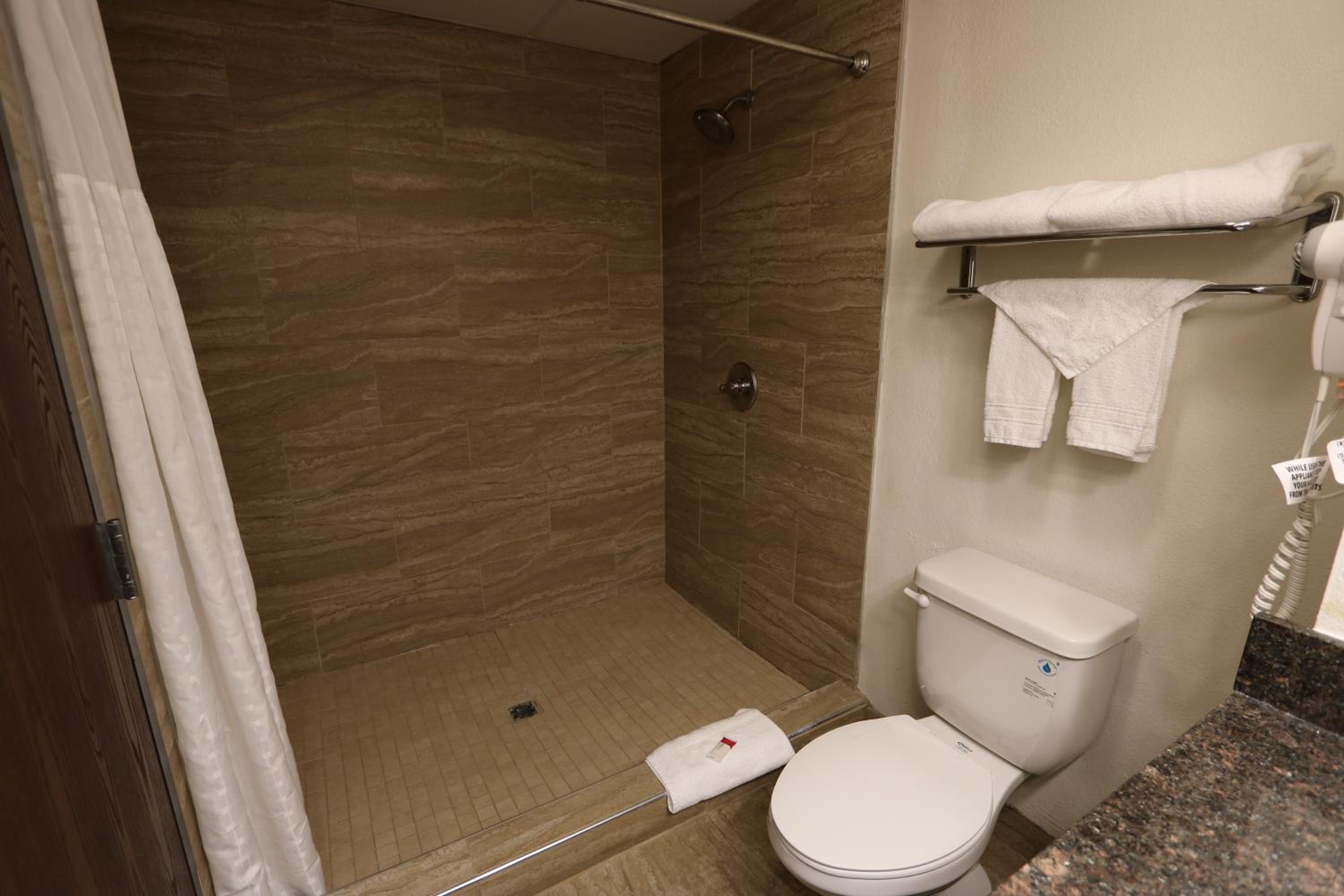 King Room  With Walk-In Shower - Non-Smoking - Photo 3