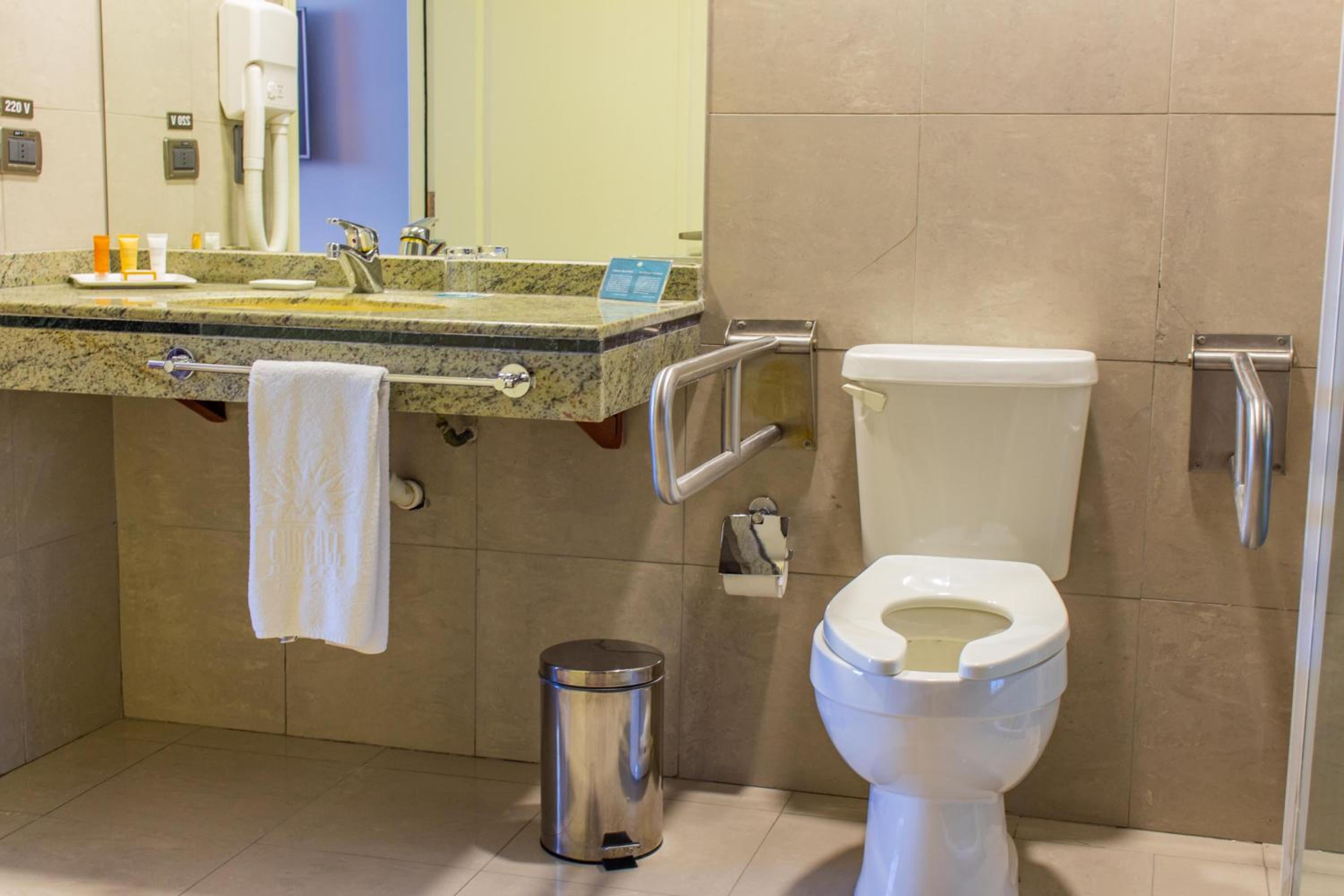Queen Room - Disability Access photo 2