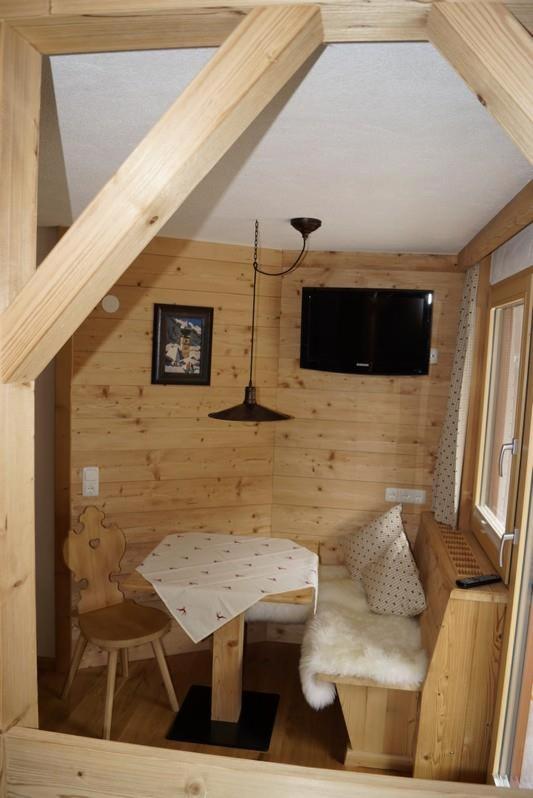 One-Bedroom Apartment with Shower photo 2