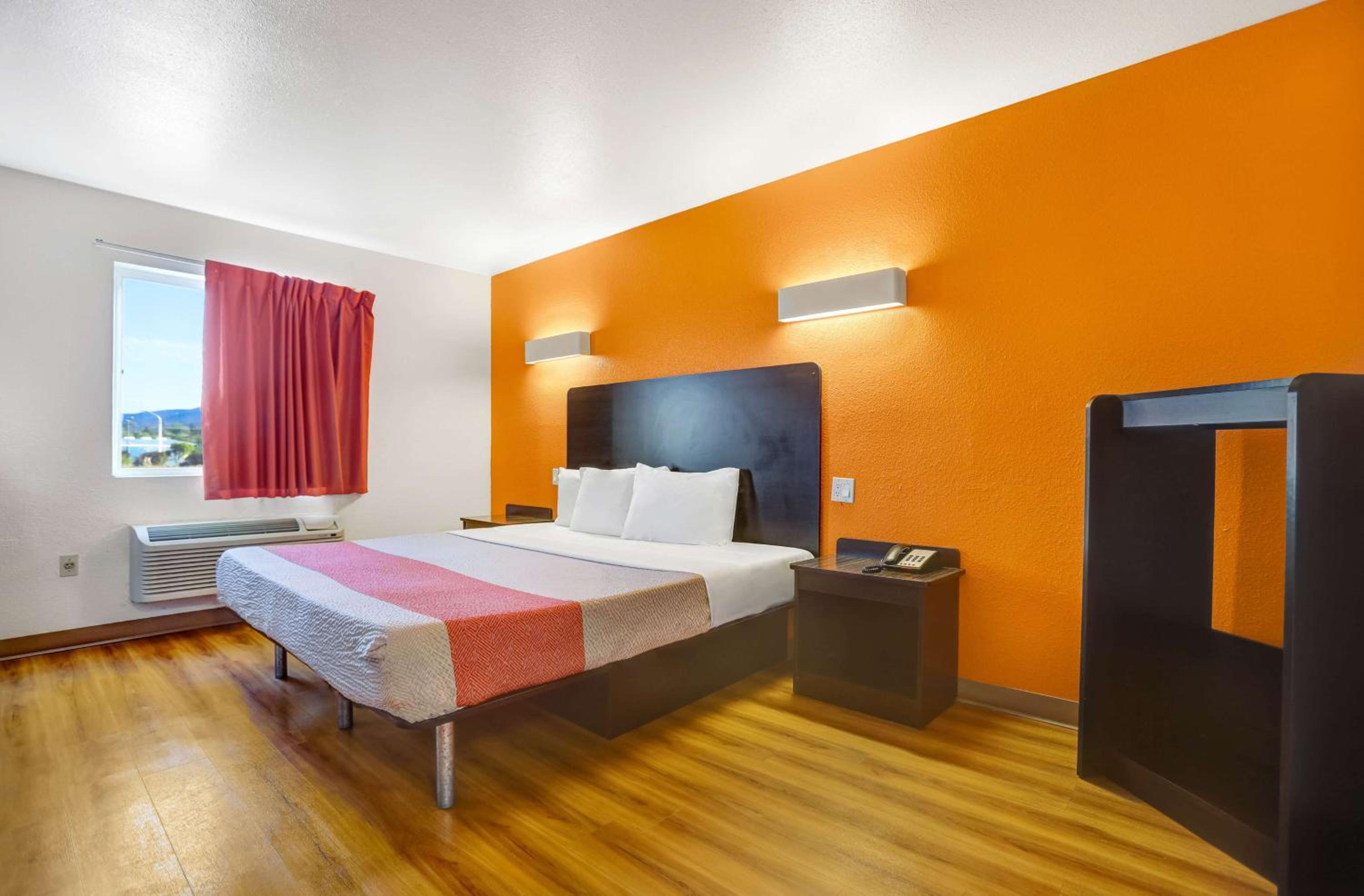 Deluxe King Room - Non-Smoking - Photo 1