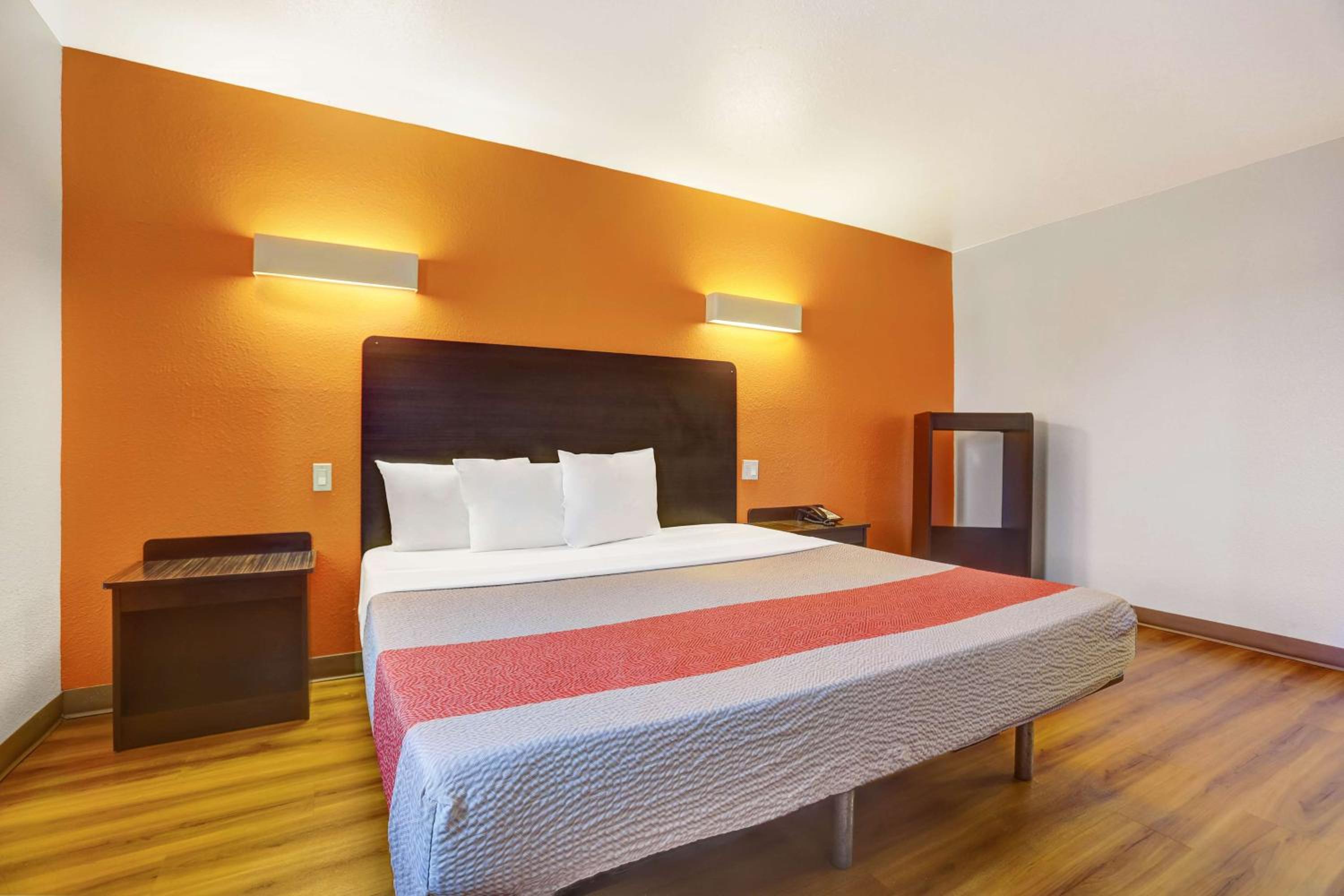 Deluxe King Room - Non-Smoking - Photo 2