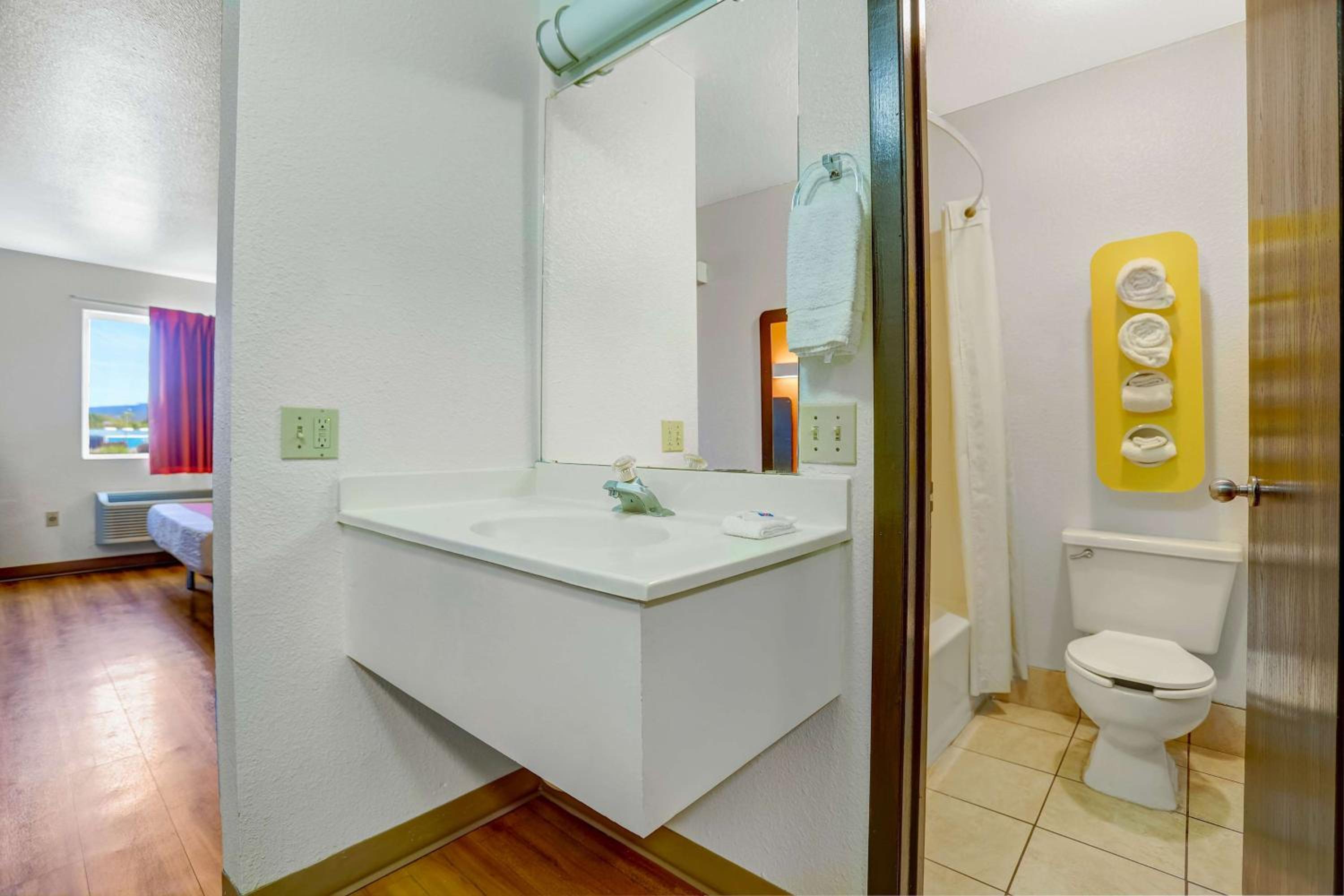 Queen Room with Two Queen Beds - Non-Smoking - Photo 2