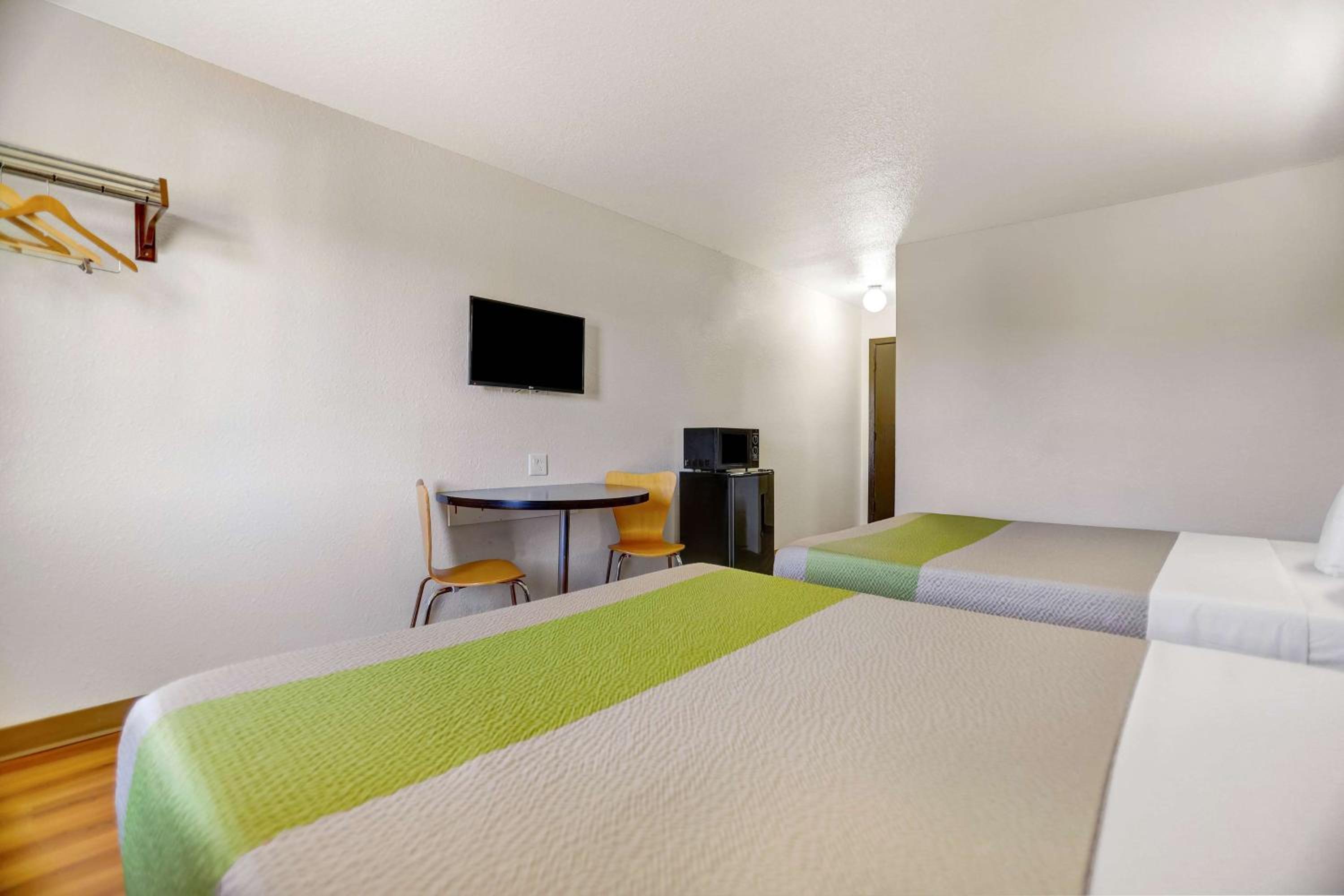Queen Room with Two Queen Beds - Non-Smoking - Photo 4